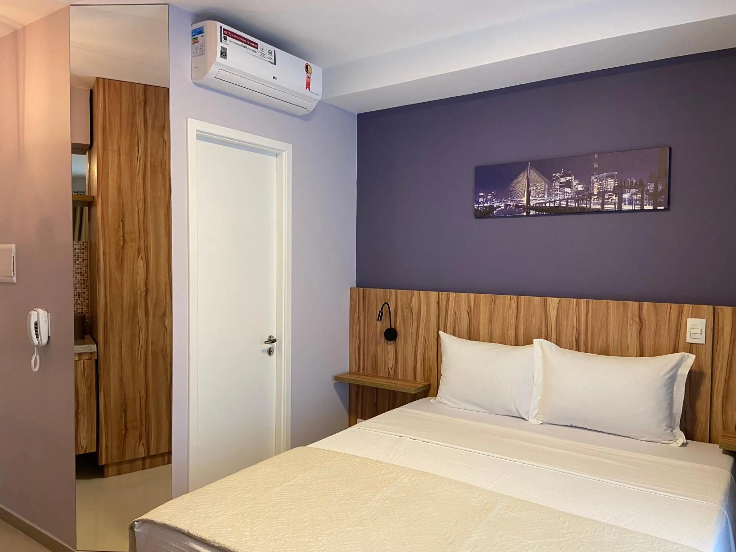 Photo of the whole room, Bed in 360 Luz