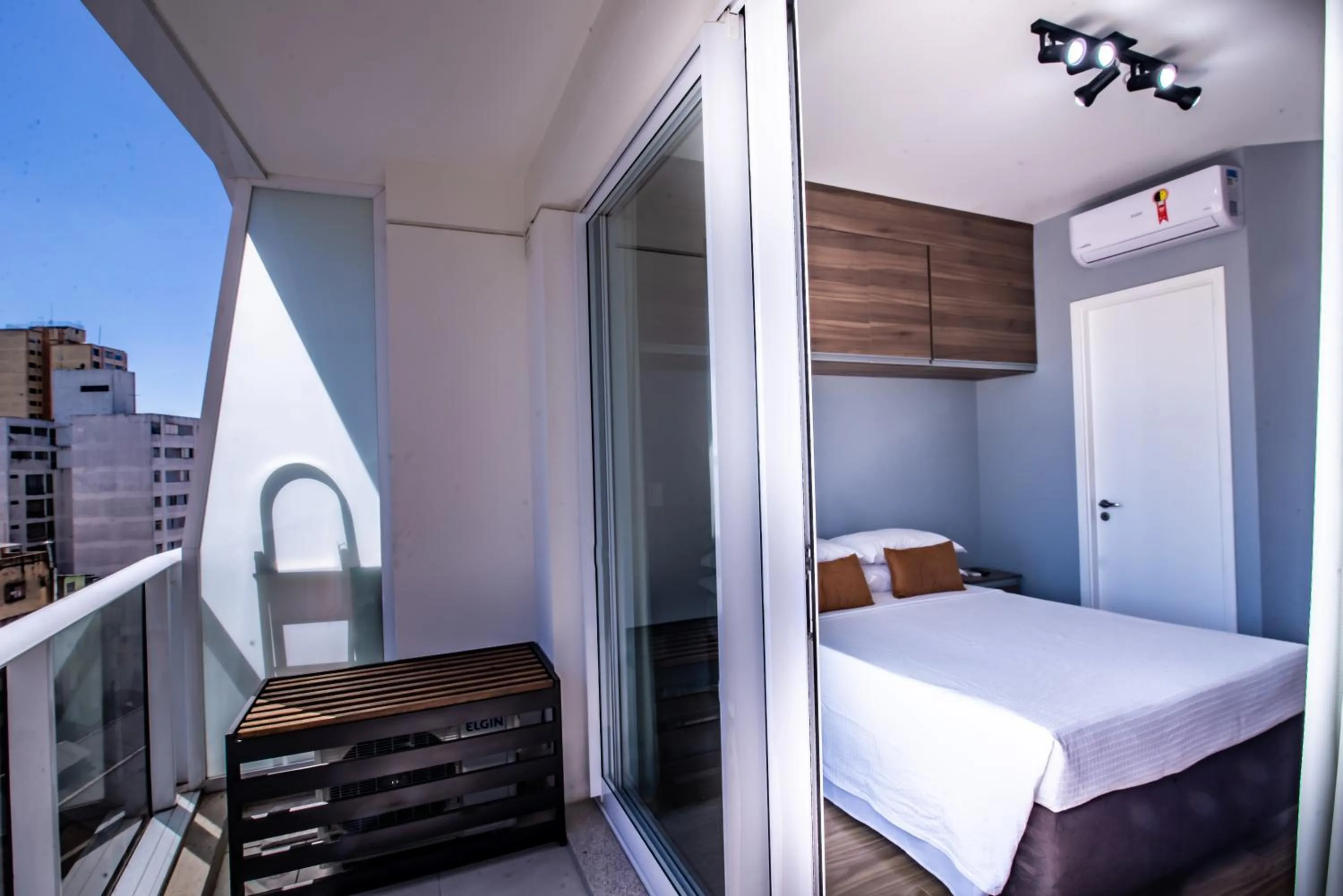 Photo of the whole room, Bed in 360 Luz