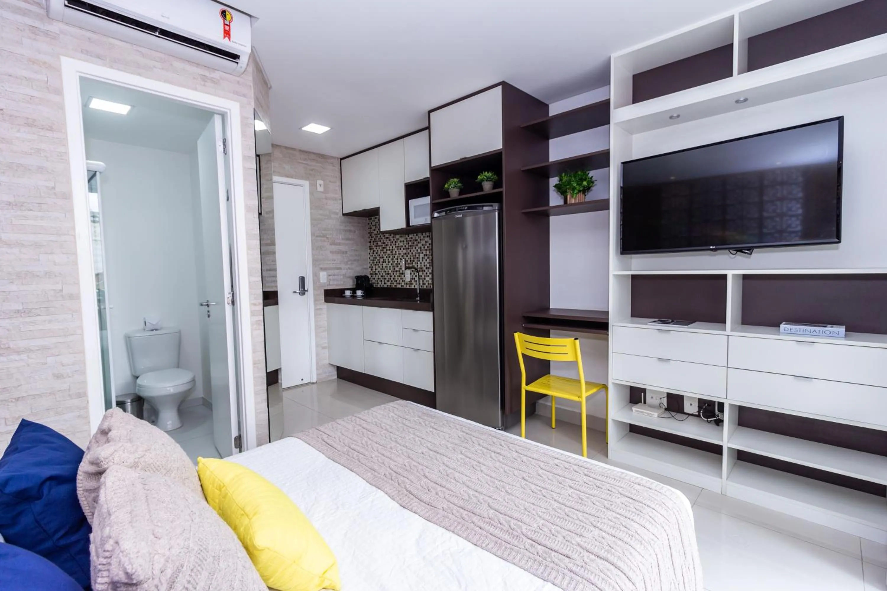 Photo of the whole room, Bed in 360 Luz