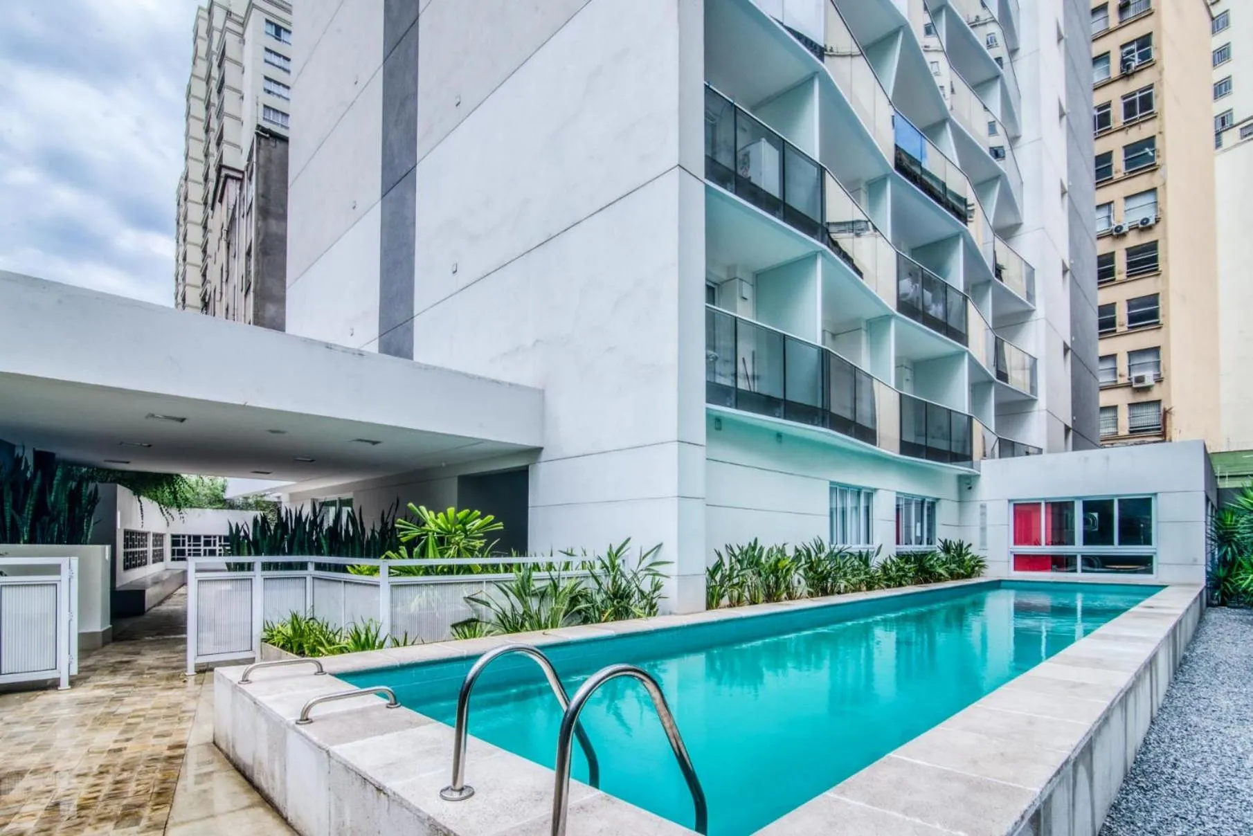 Swimming pool in 360 Luz