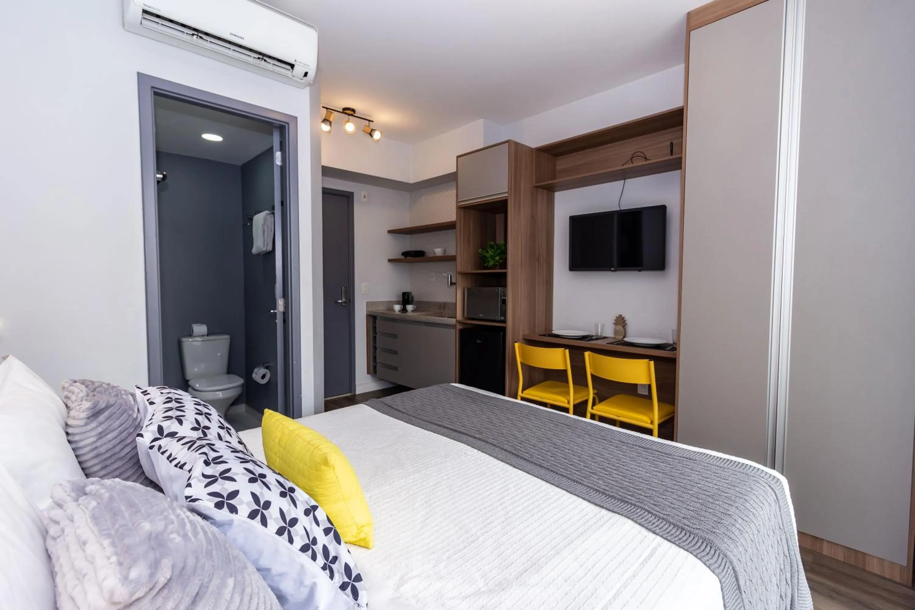 Photo of the whole room, Bed in 360 Luz