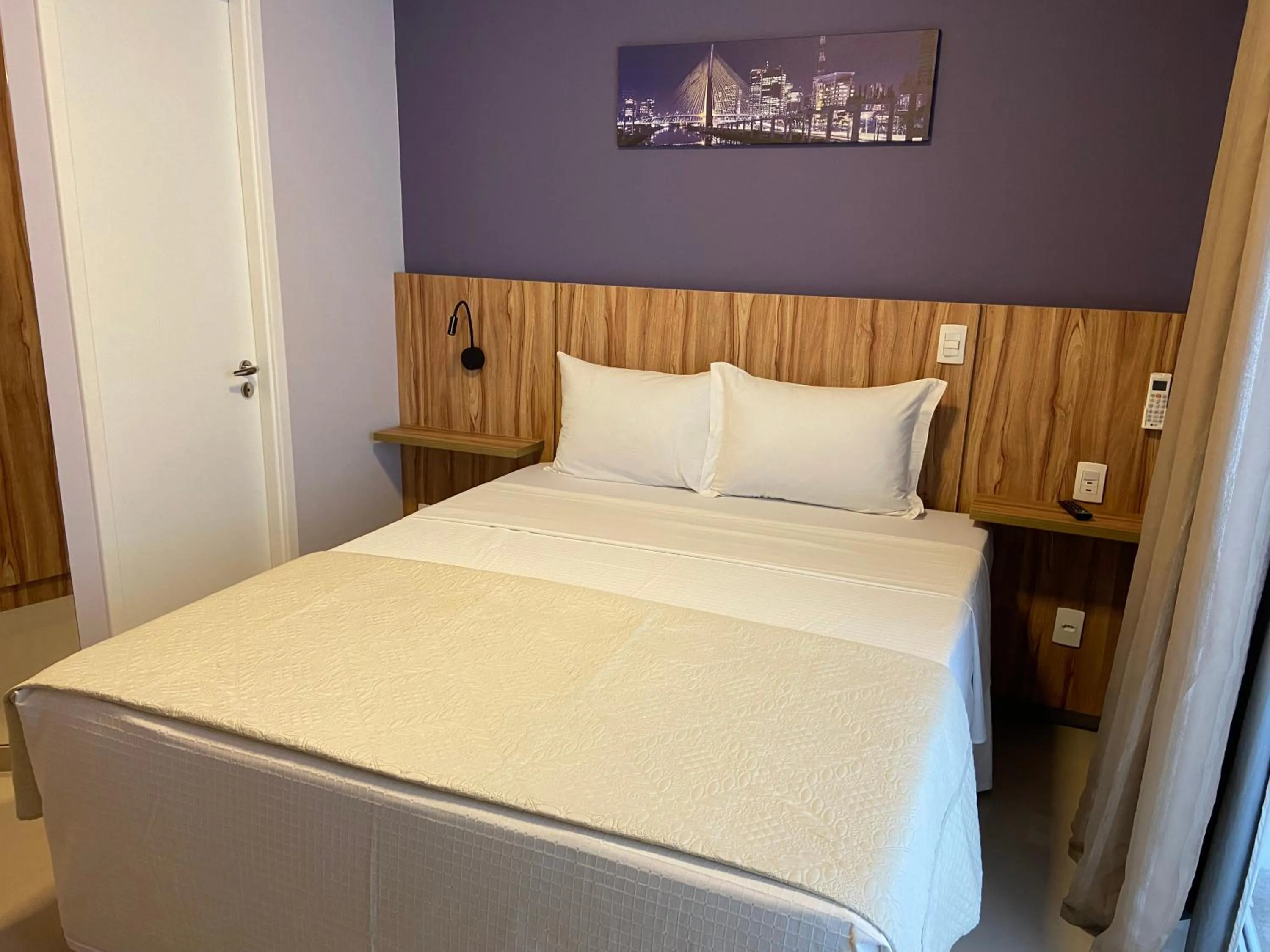 Photo of the whole room, Bed in 360 Luz