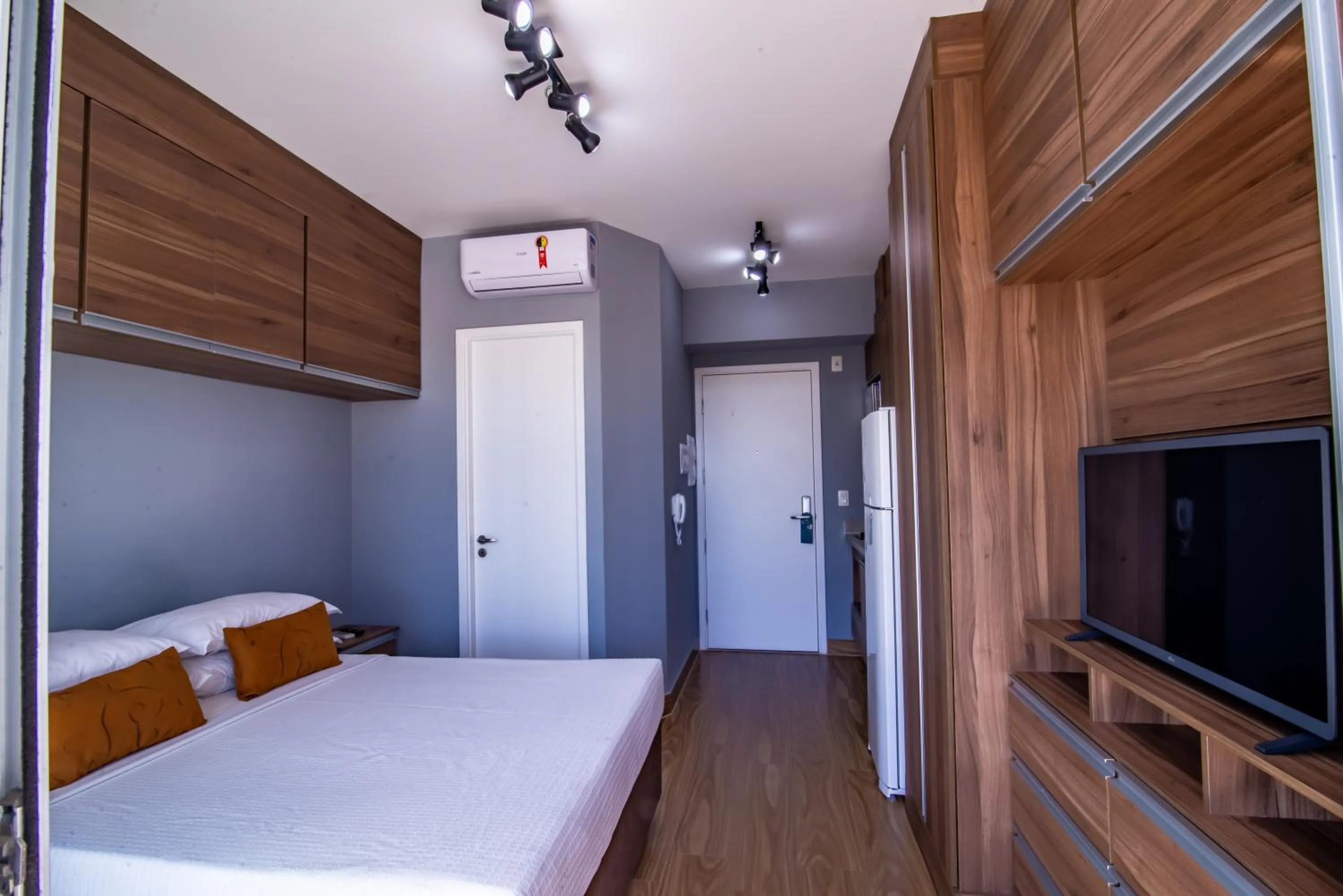 Photo of the whole room, Bed in 360 Luz