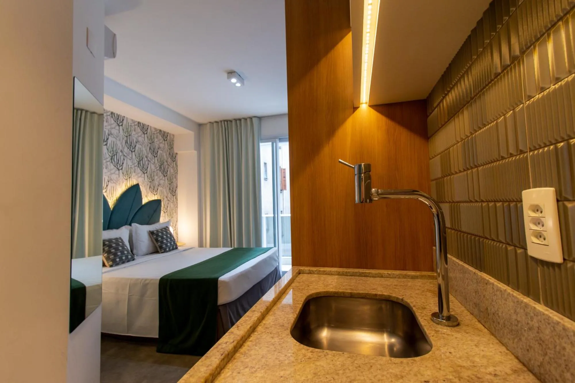 Photo of the whole room, Bed in 360 Luz