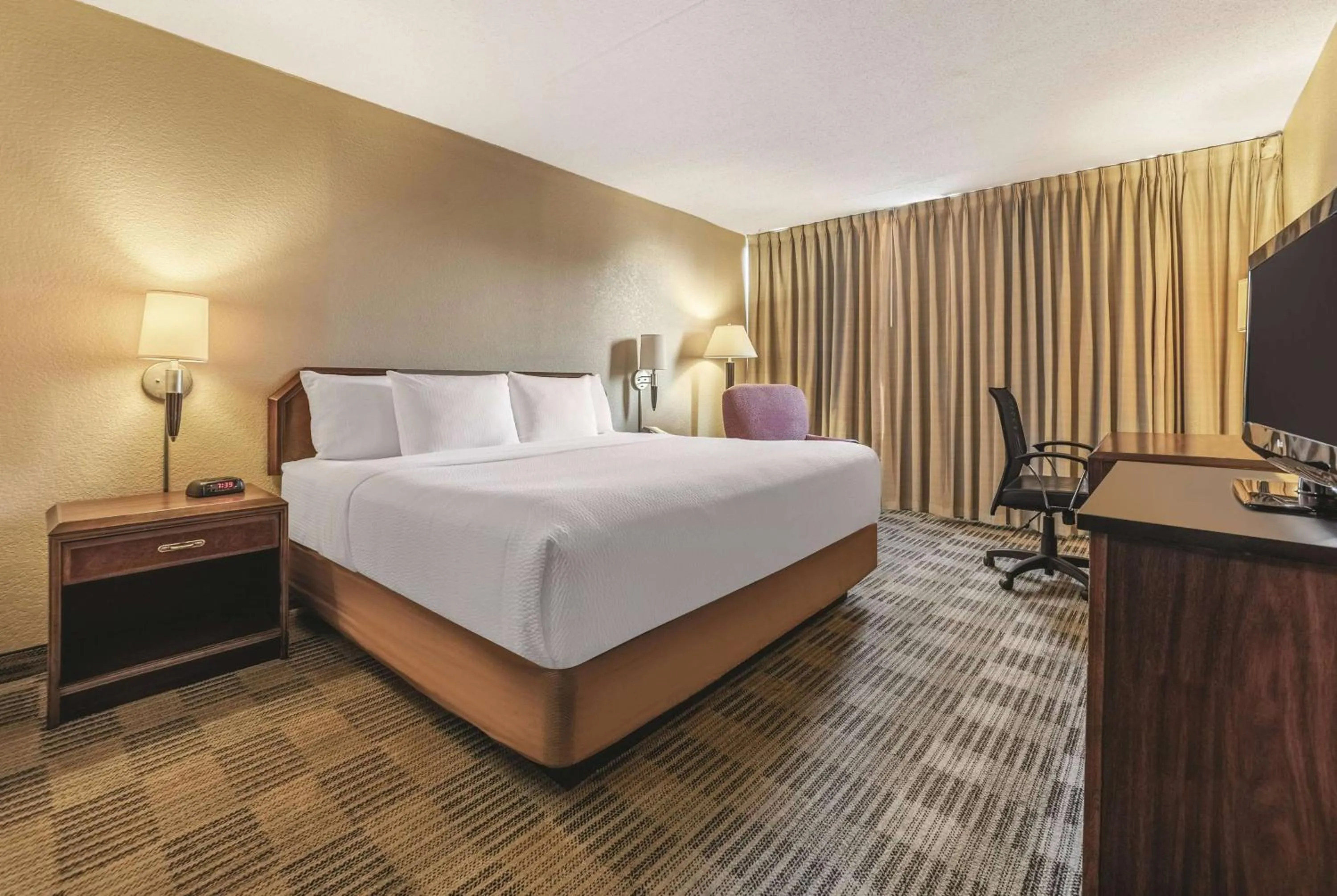 Photo of the whole room, Bed in Ramada Inn by Wyndham Fairfield NJ