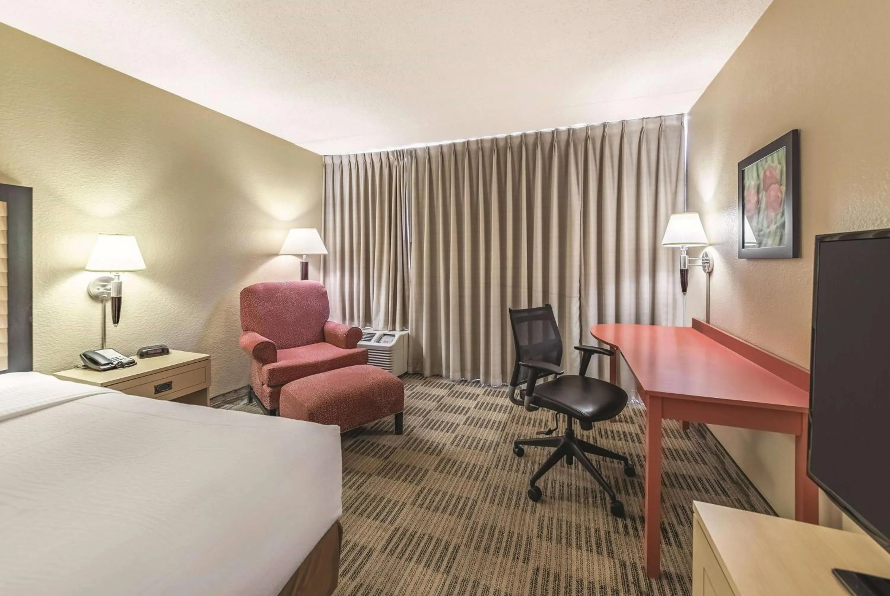 Photo of the whole room, Bed in Ramada Inn by Wyndham Fairfield NJ