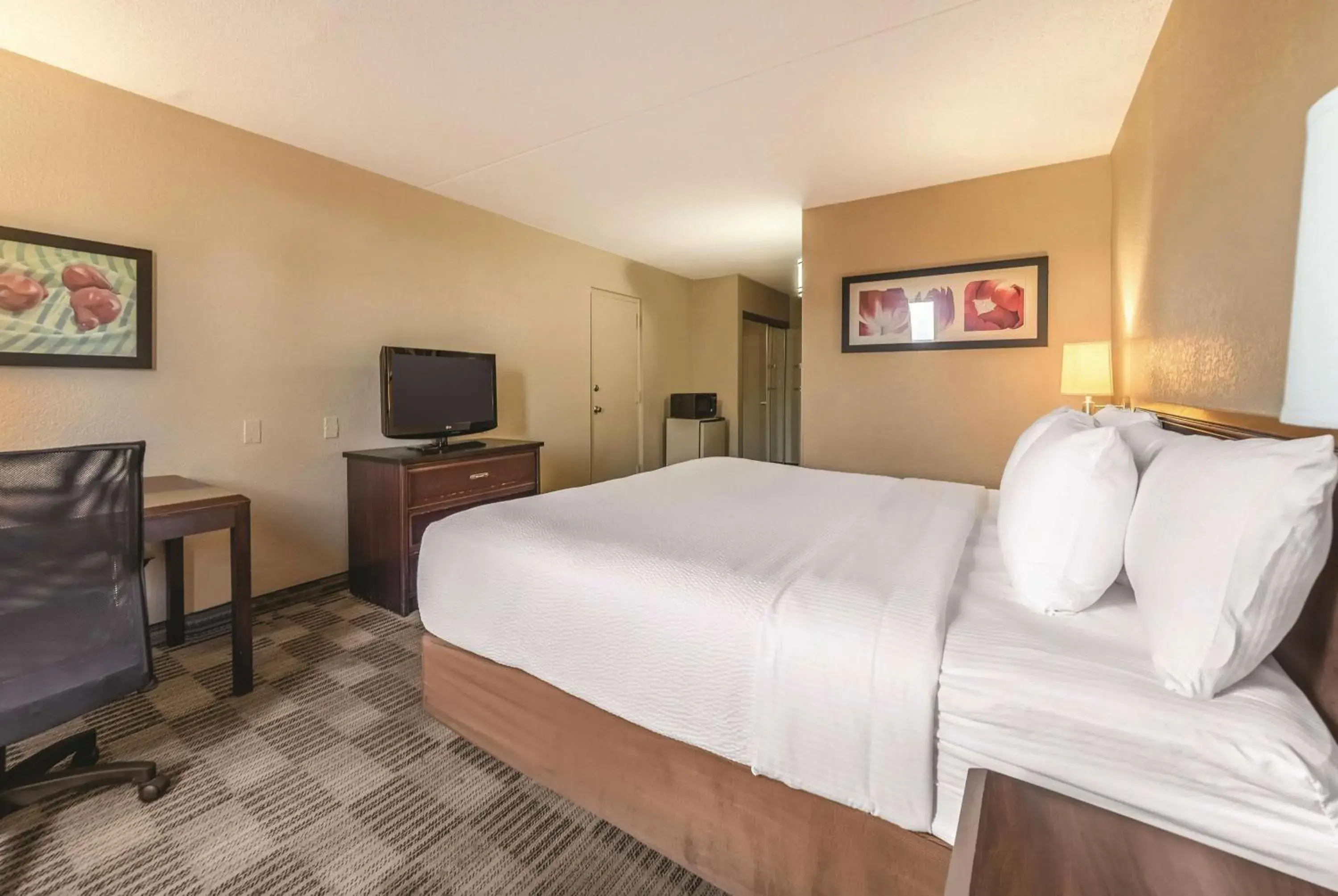 Photo of the whole room, Bed in Ramada Inn by Wyndham Fairfield NJ Photo of the whole room, Bed in Ramada Inn by Wyndham Fairfield NJ