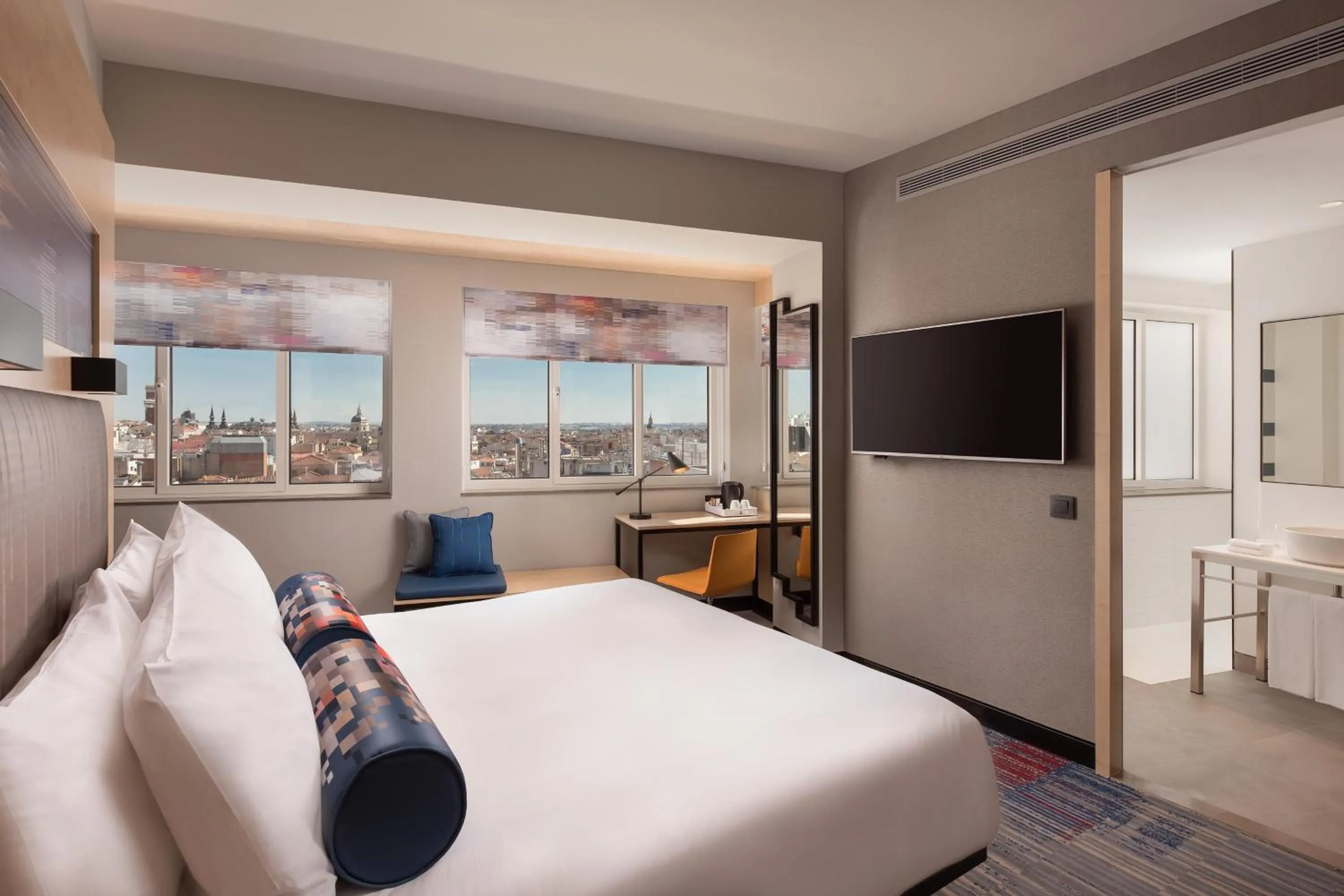 Photo of the whole room, Bed in Aloft Madrid Gran Via