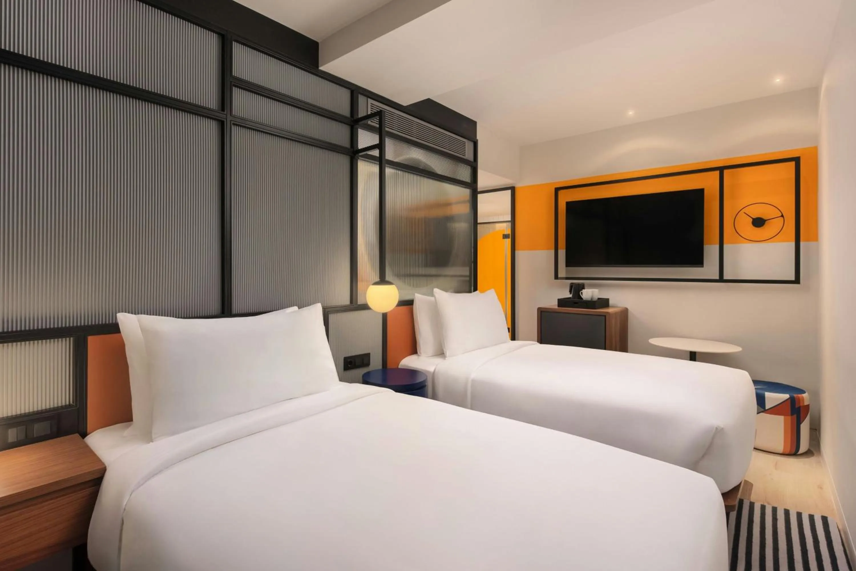 Photo of the whole room, Bed in Aloft Madrid Gran Via