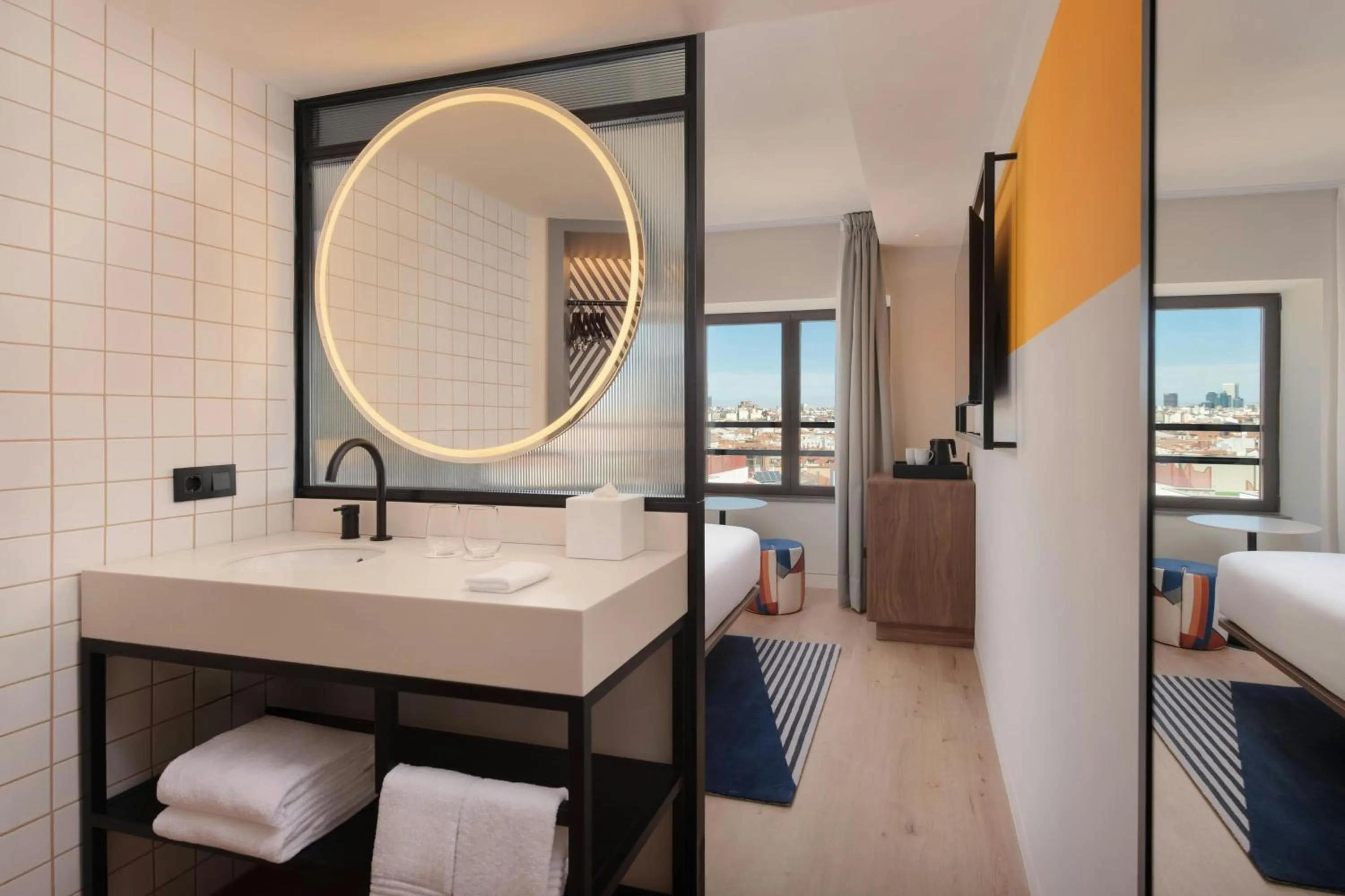 Bathroom, Bed in Aloft Madrid Gran Via