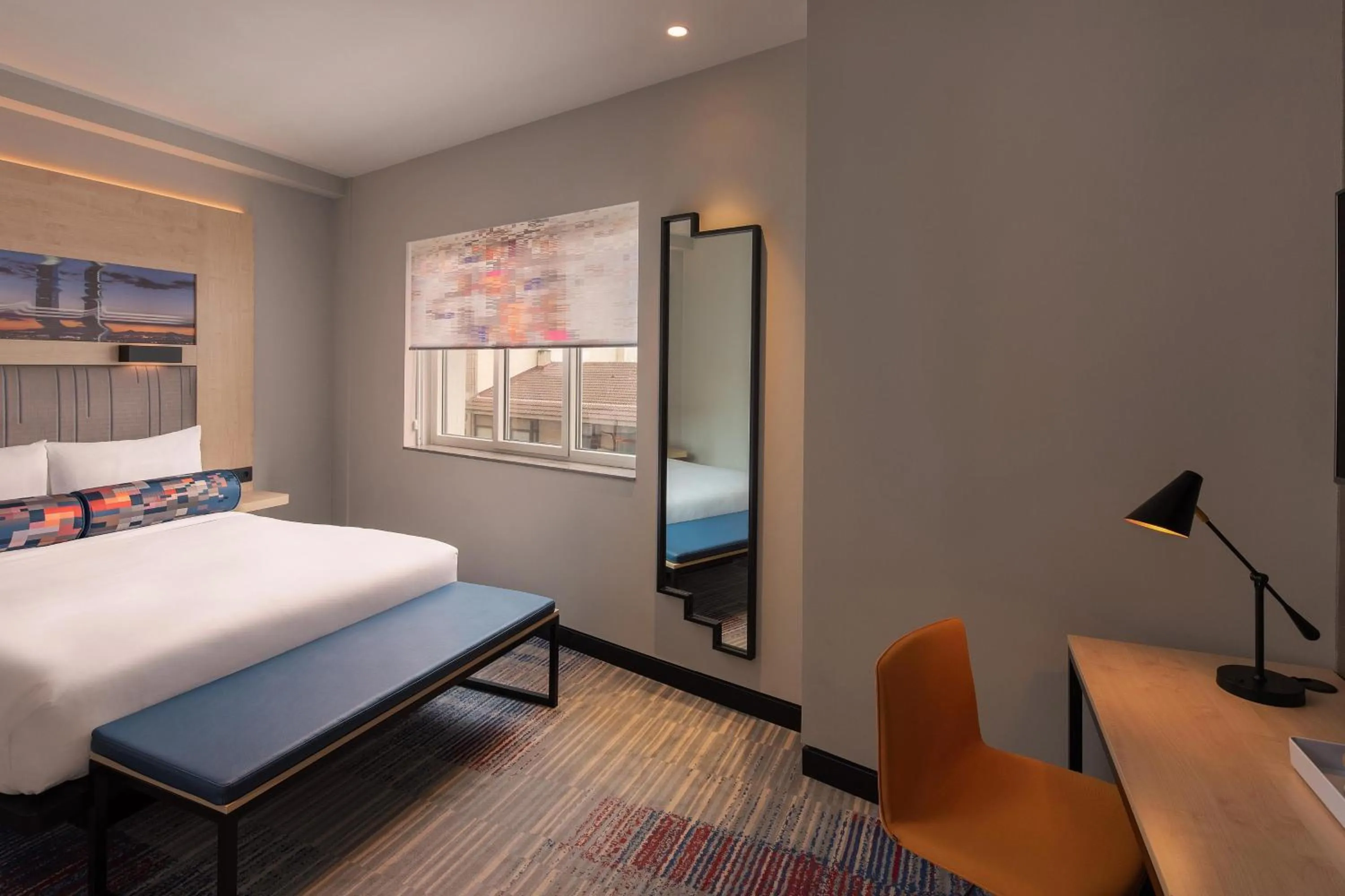 Photo of the whole room, Bed in Aloft Madrid Gran Via