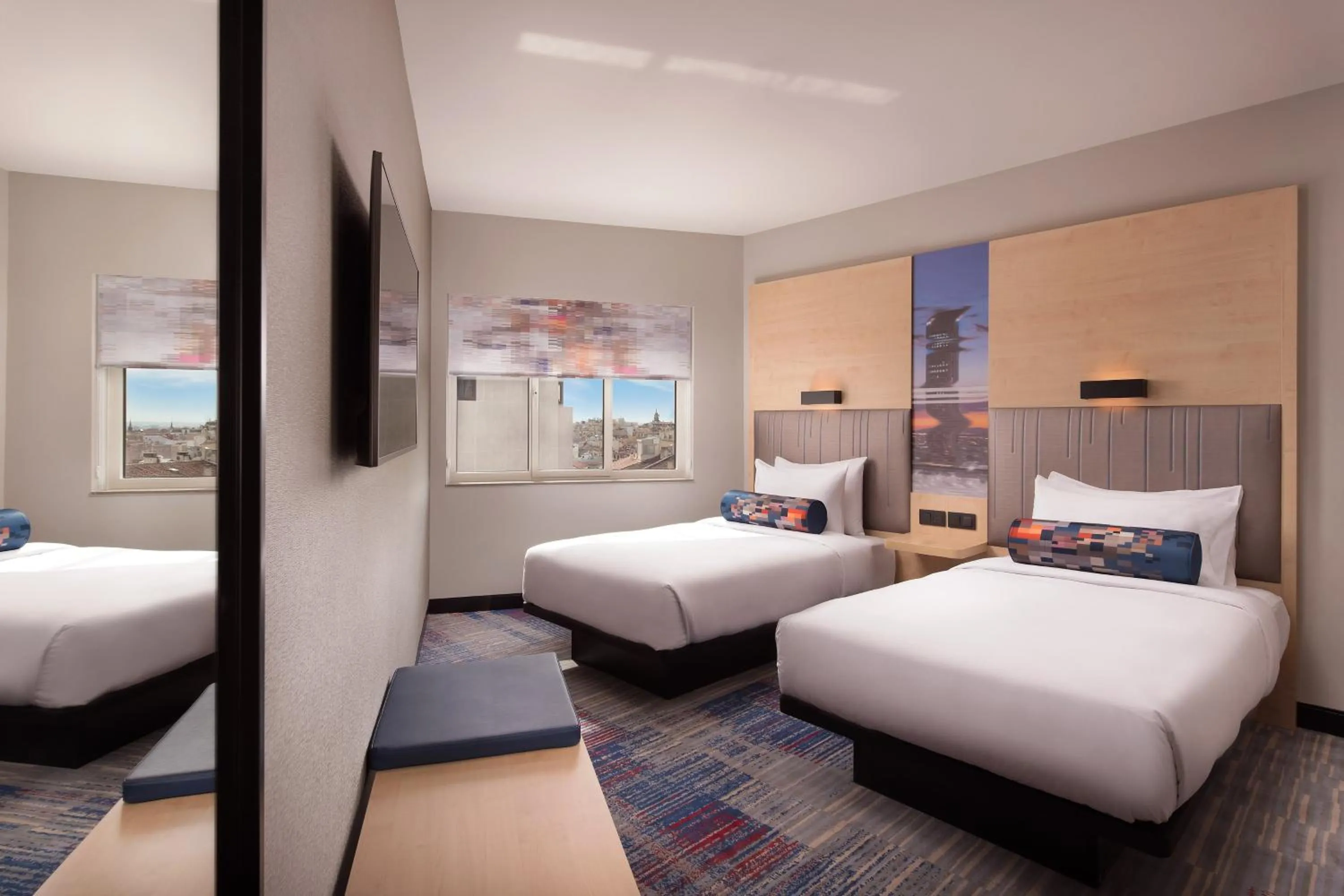 Photo of the whole room, Bed in Aloft Madrid Gran Via