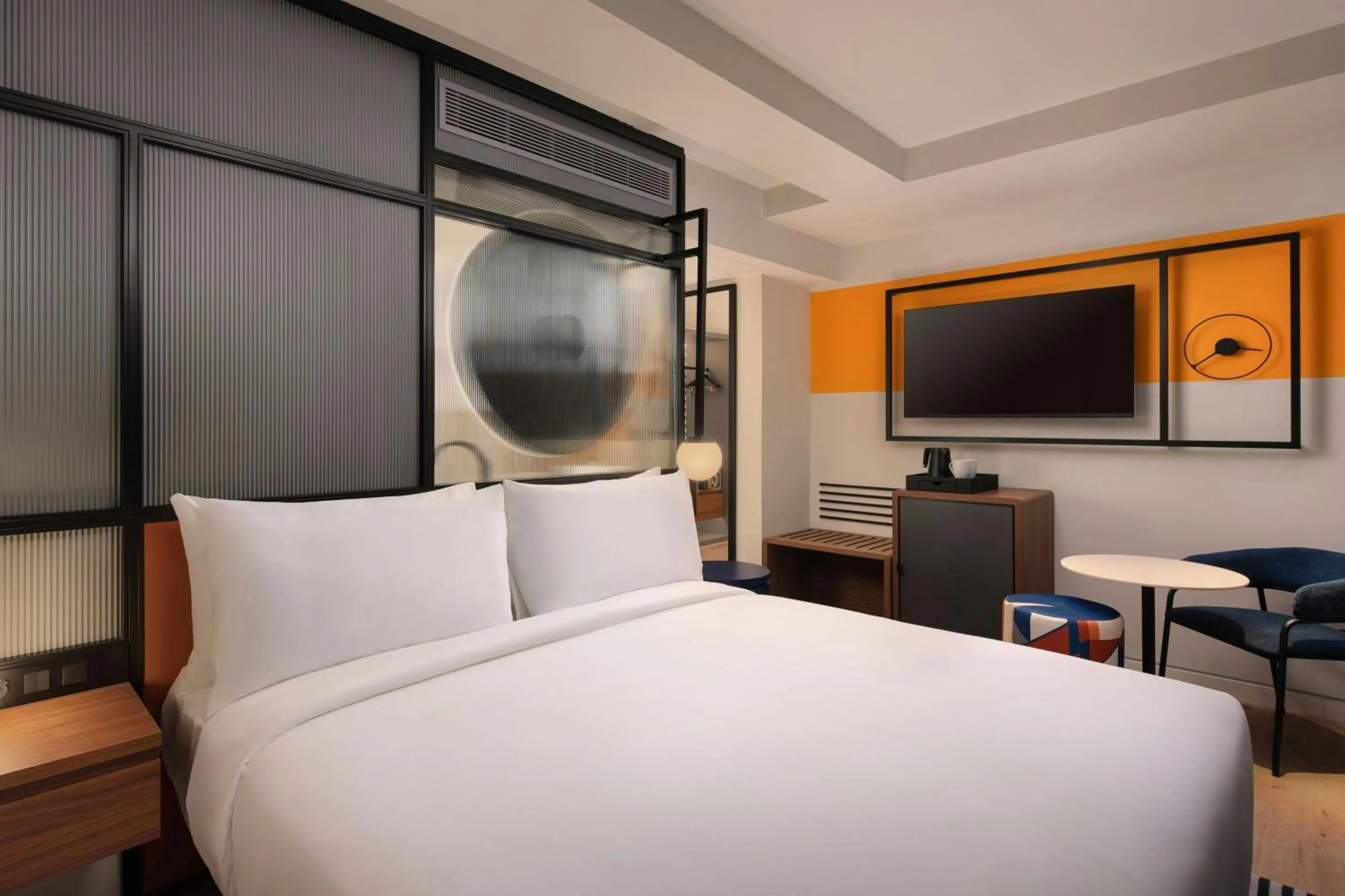 Photo of the whole room, Bed in Aloft Madrid Gran Via