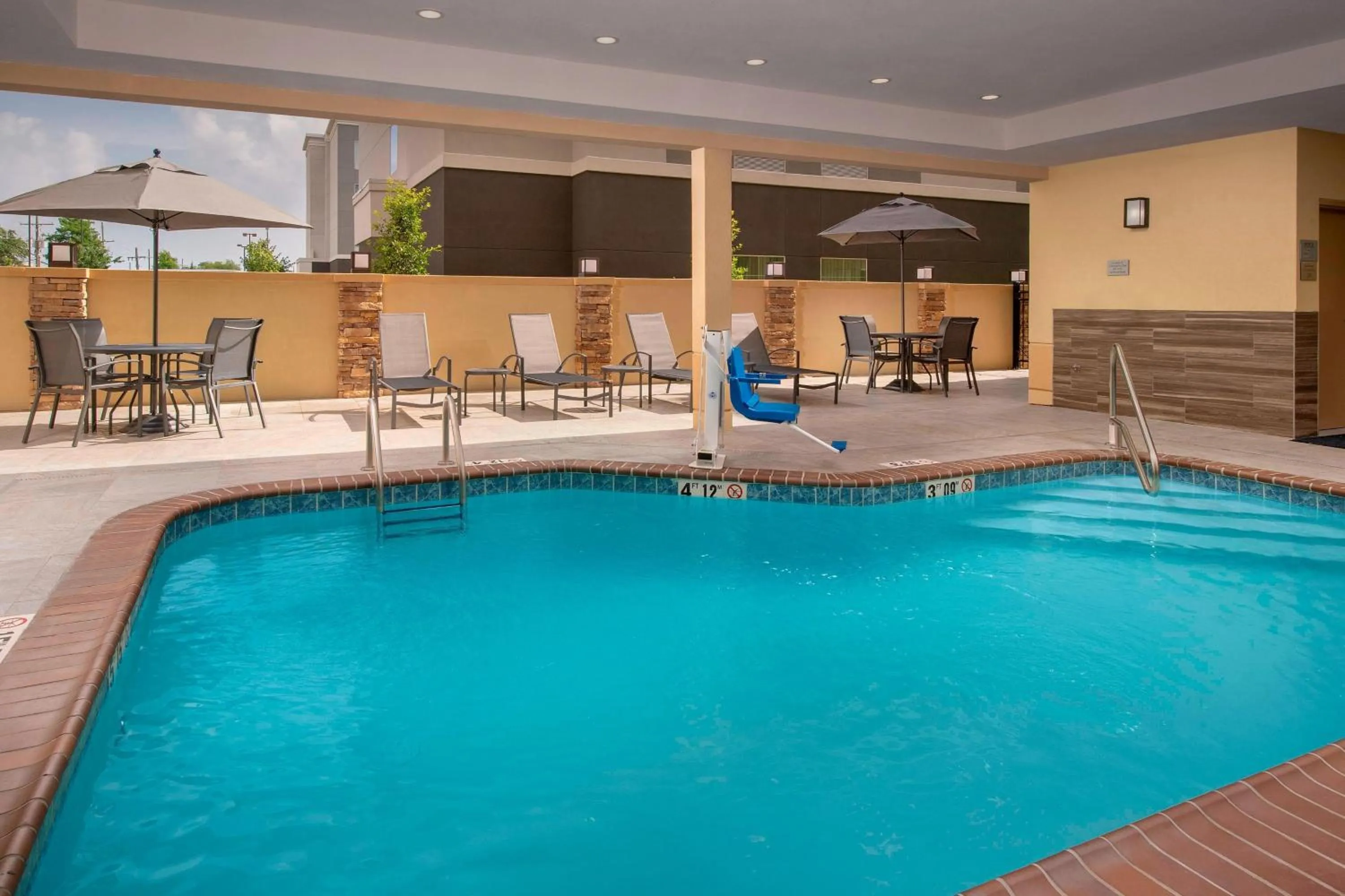 Swimming pool in Fairfield Inn & Suites by Marriott New Orleans Metairie