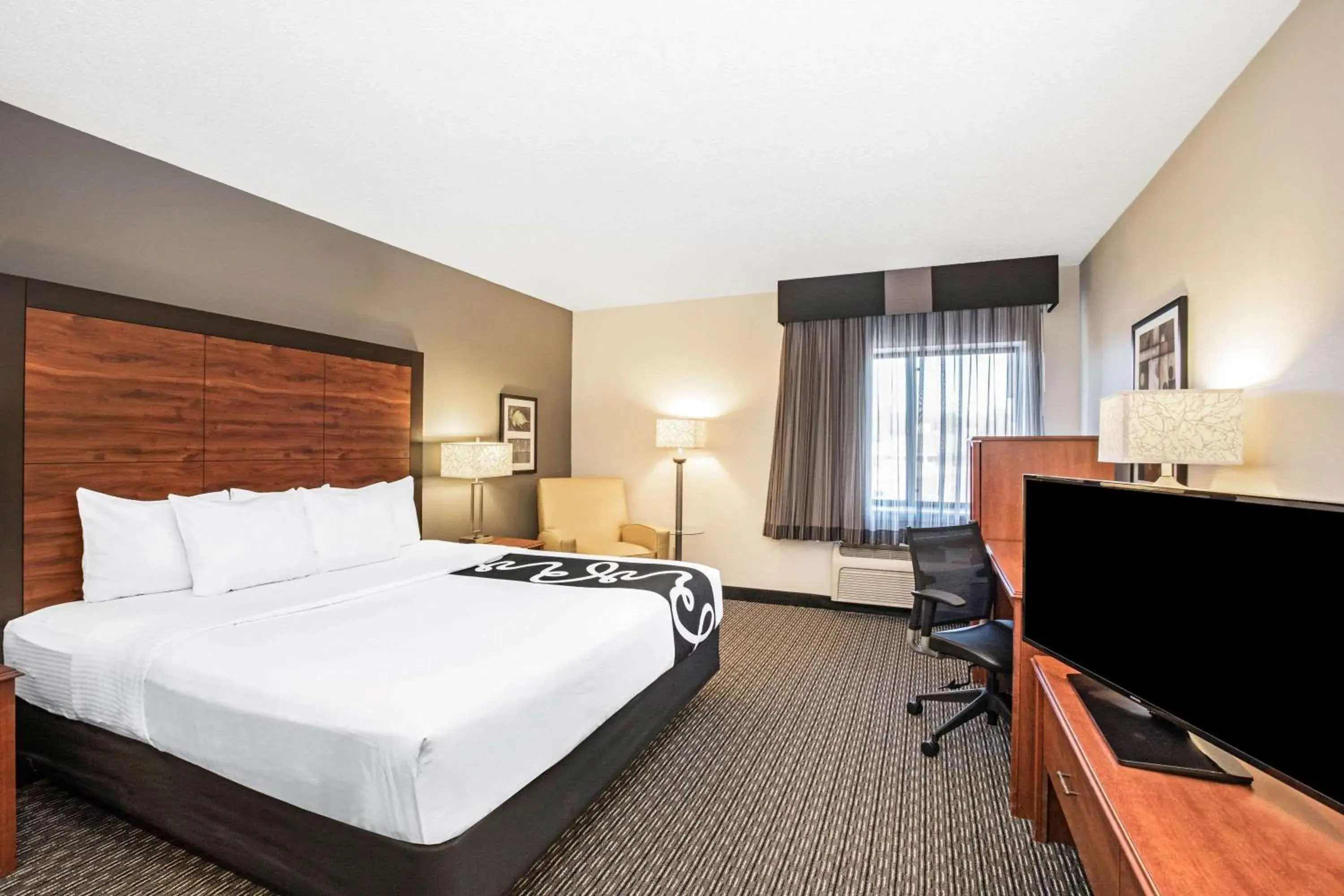 Photo of the whole room, Bed in La Quinta by Wyndham N Little Rock - McCain Mall Photo of the whole room, Bed in La Quinta by Wyndham N Little Rock - McCain Mall