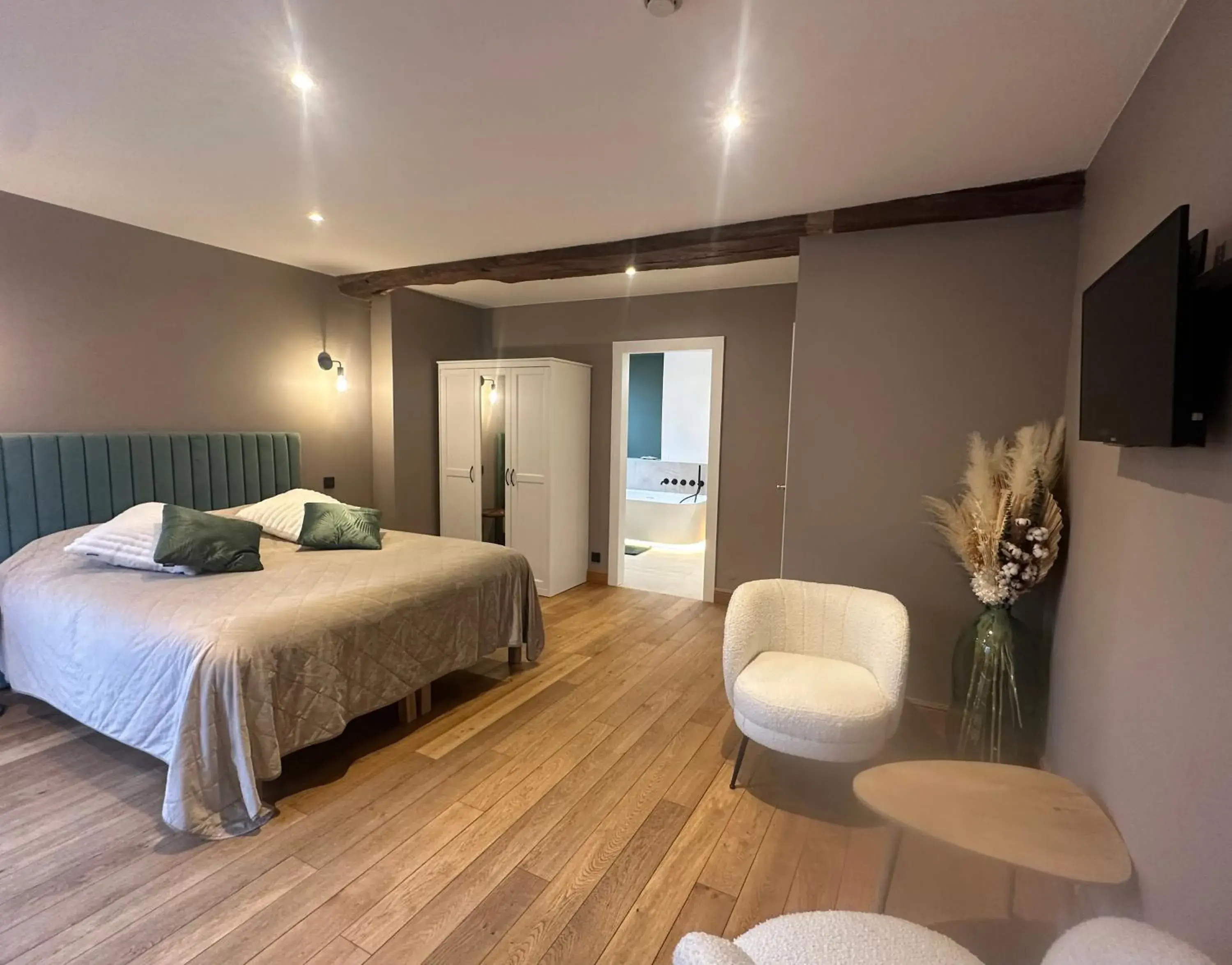 Double Room with Spa Bath in Hostellerie de la Chapelle Double Room with Spa Bath in Hostellerie de la Chapelle