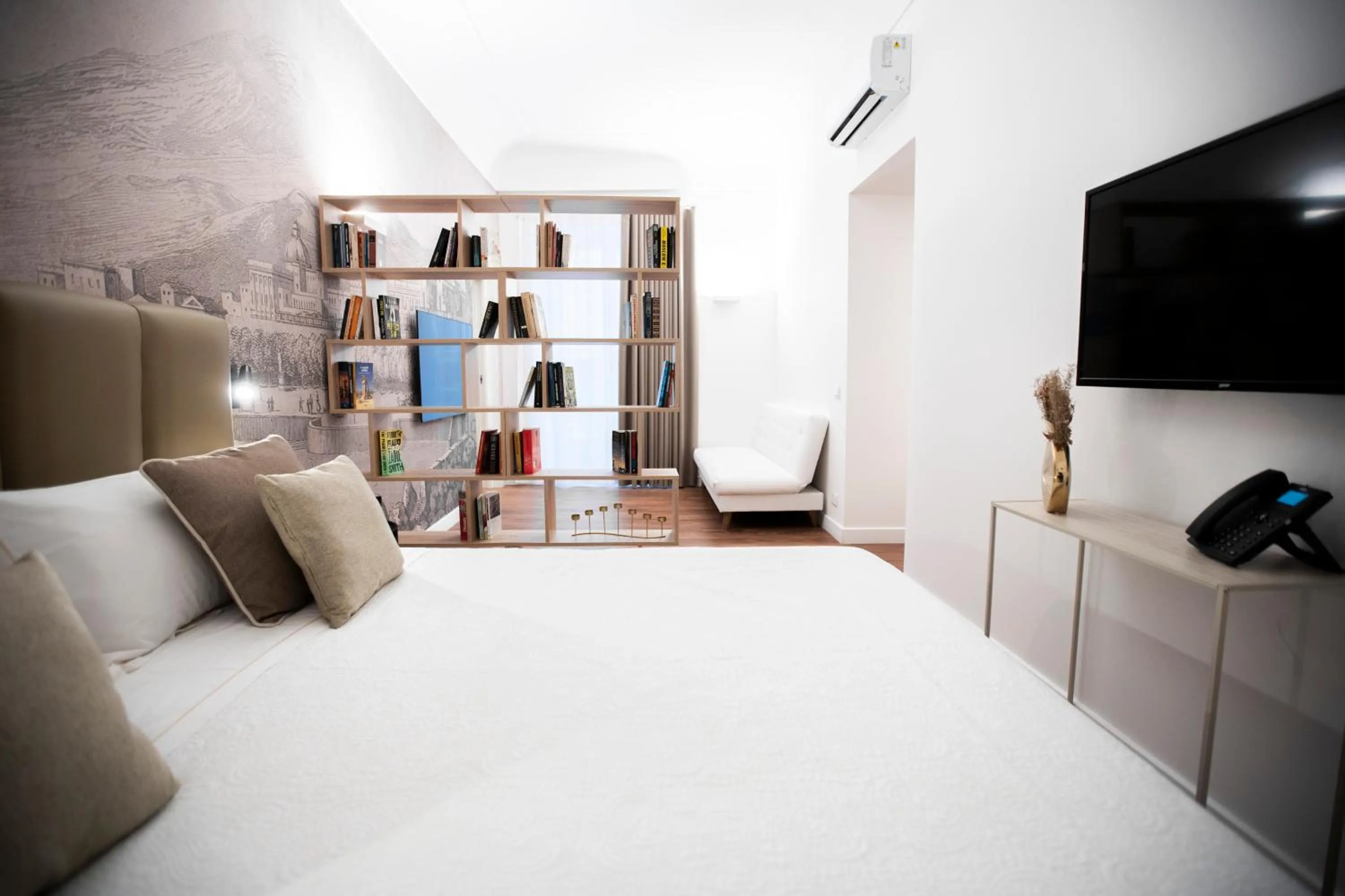 Communal lounge/ TV room, Bed in Palazzo del Poeta - Dimora Contemporanea