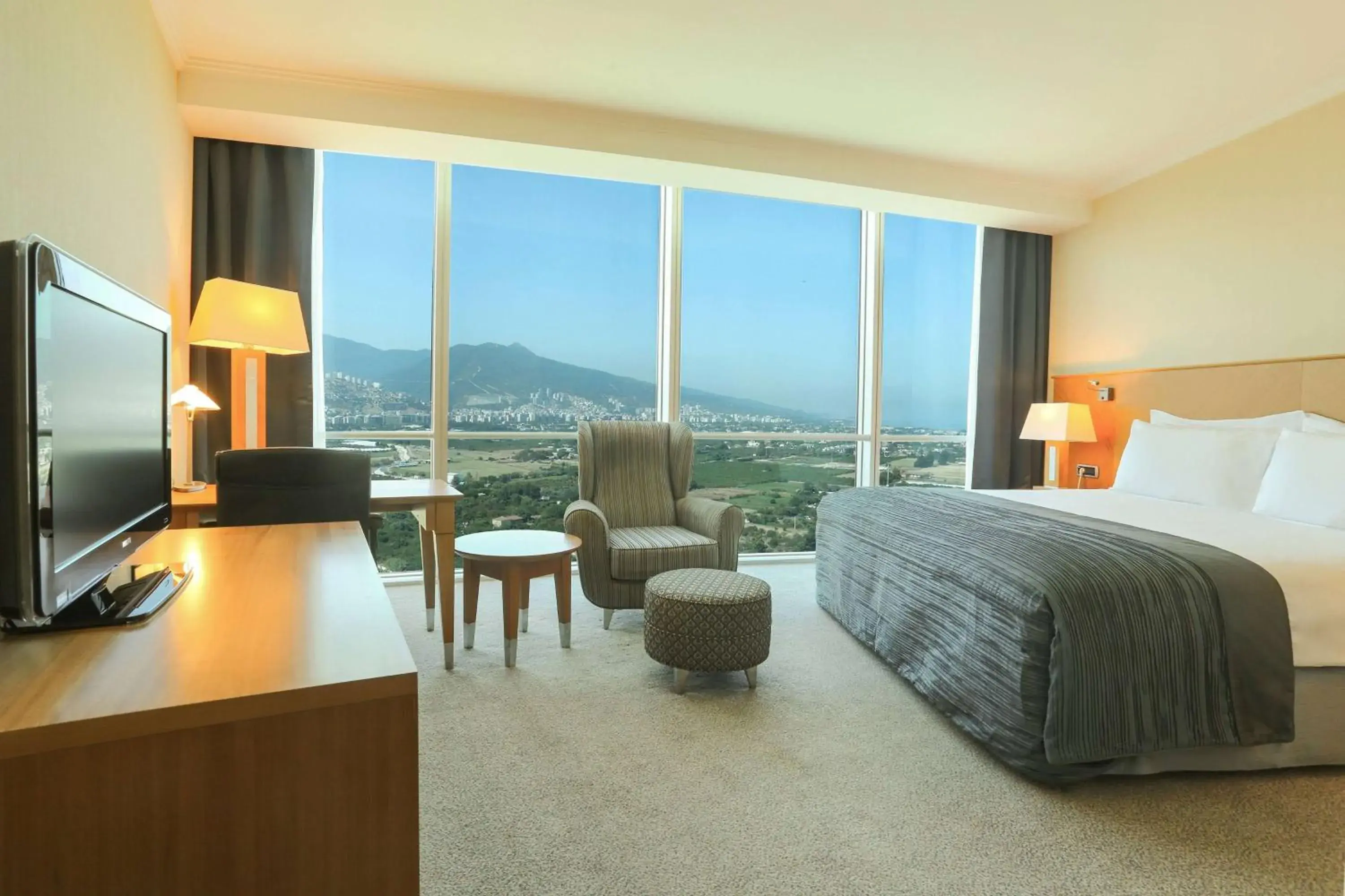 Club King Room with Mountain and Nature View - single occupancy - Smoking in Wyndham Grand Izmir Ozdilek Thermal & Spa Club King Room with Mountain and Nature View - single occupancy - Smoking in Wyndham Grand Izmir Ozdilek Thermal & Spa