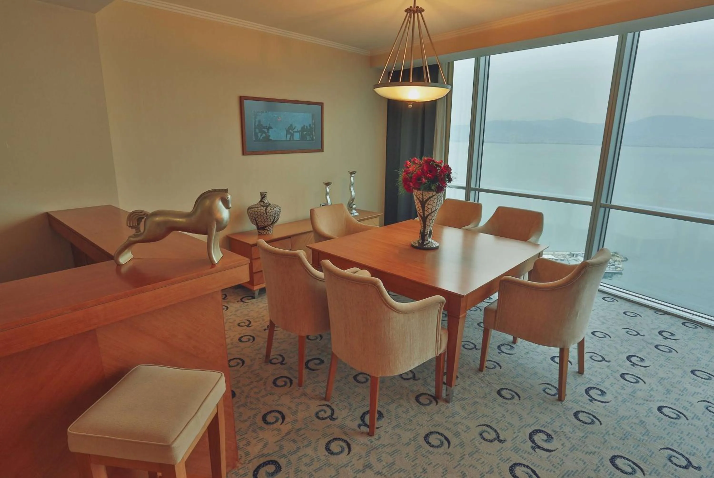 Photo of the whole room in Wyndham Grand Izmir Ozdilek Thermal & Spa