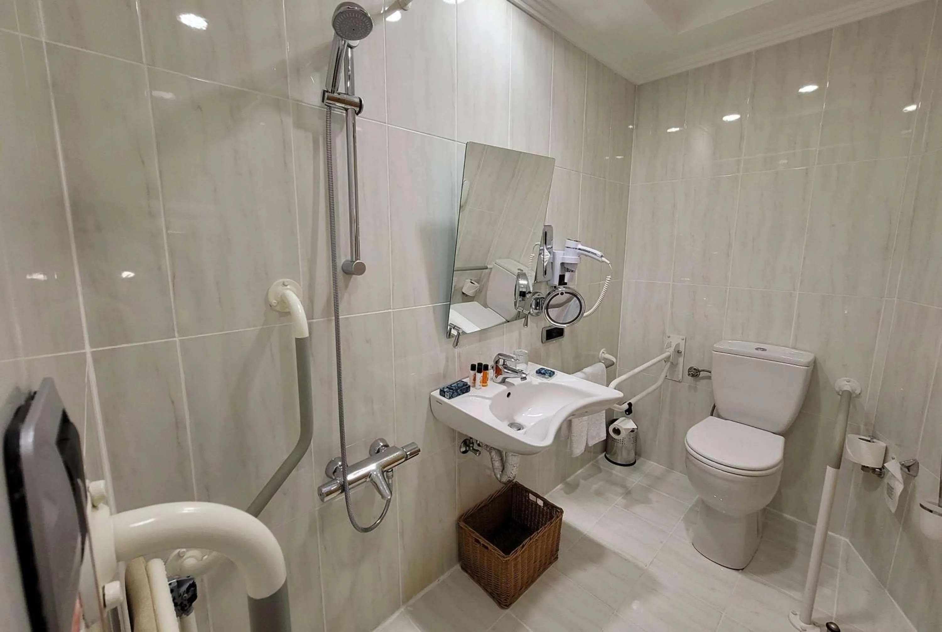 Bathroom in Wyndham Grand Izmir Ozdilek Thermal & Spa