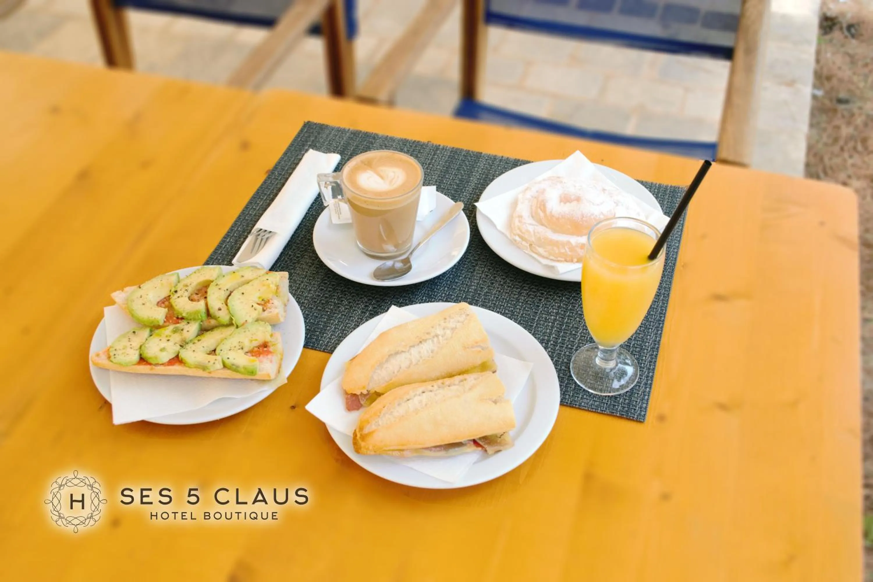 Breakfast in Hotel Boutique Ses 5 Claus