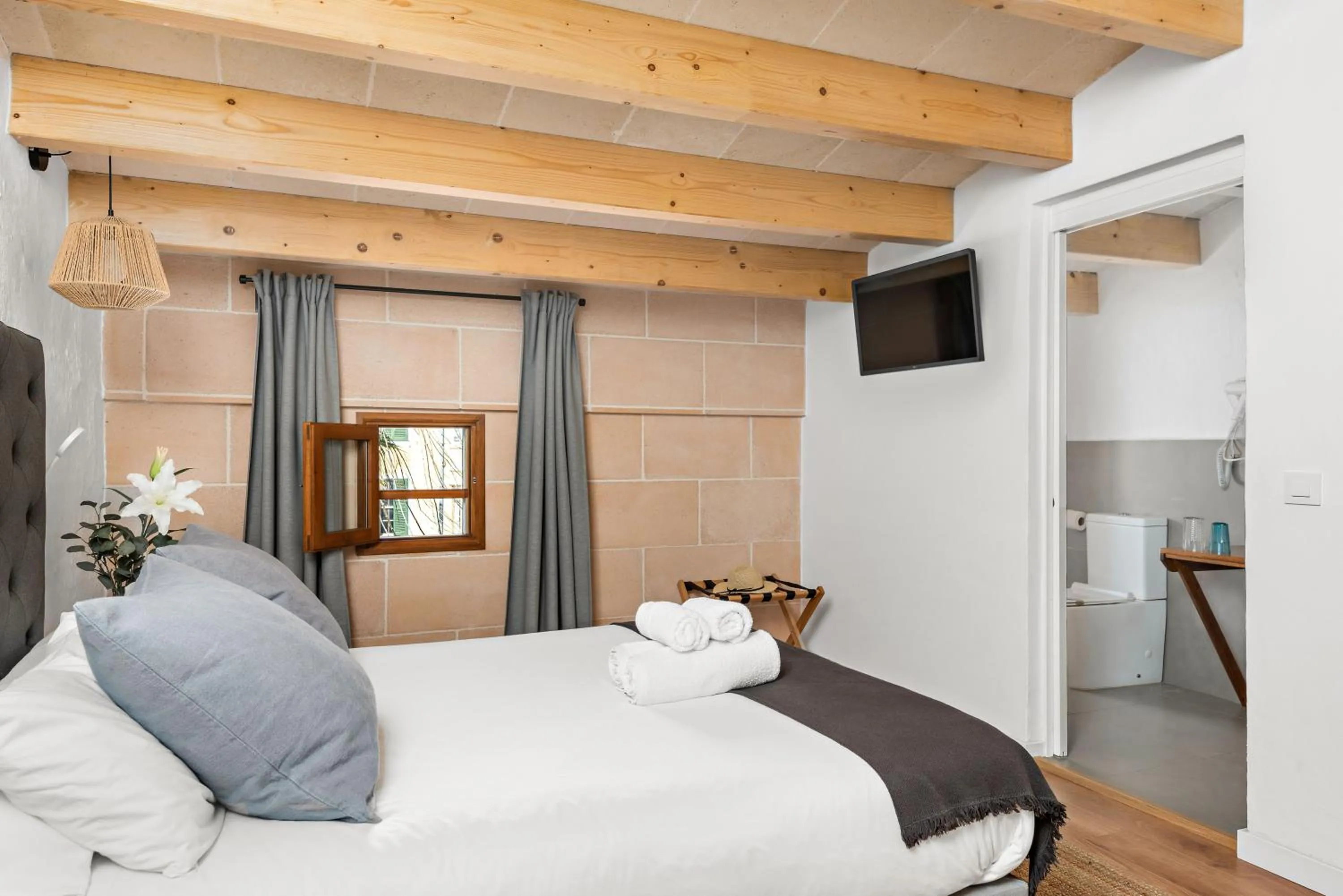 Photo of the whole room in Hotel Boutique Ses 5 Claus