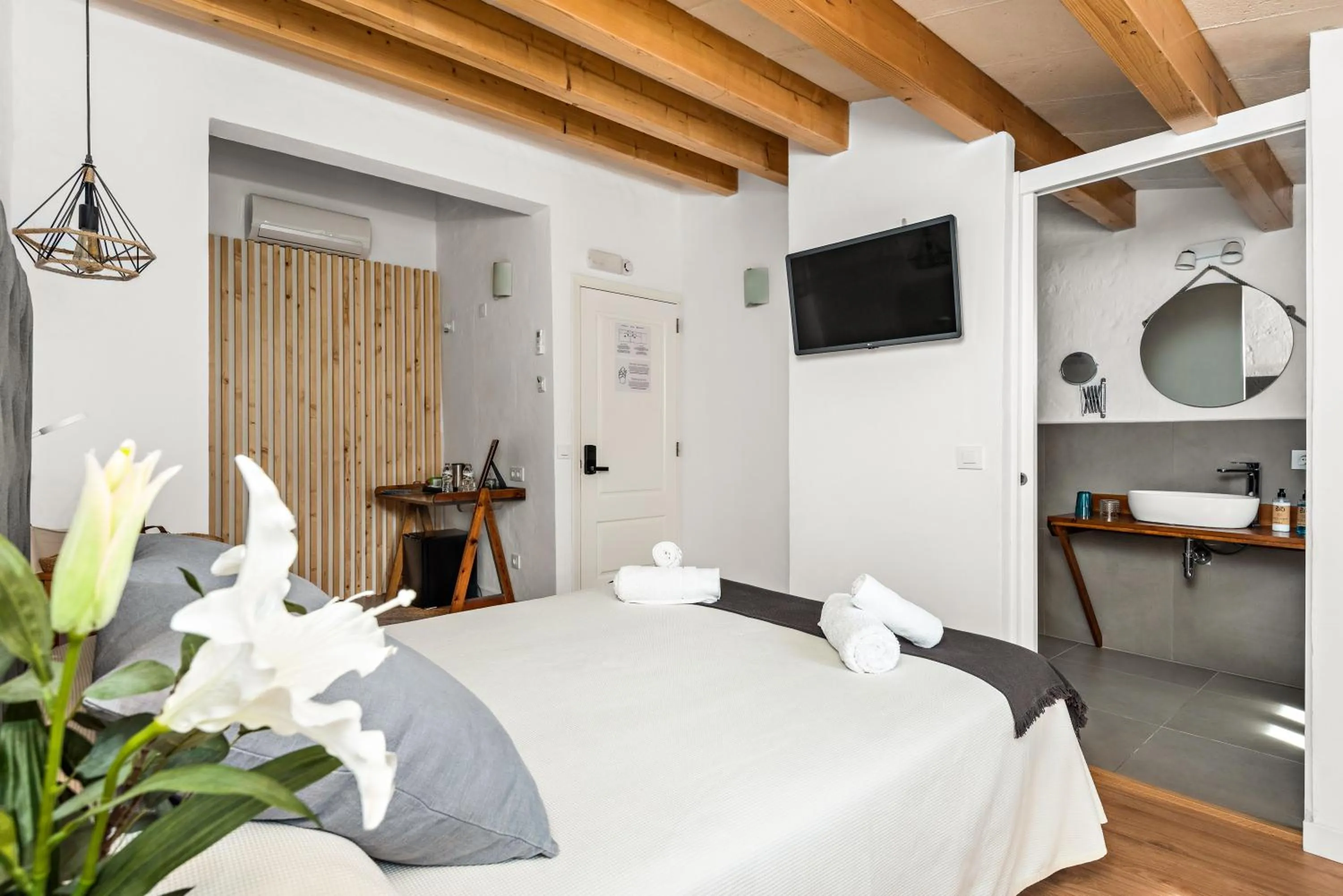 Photo of the whole room in Hotel Boutique Ses 5 Claus