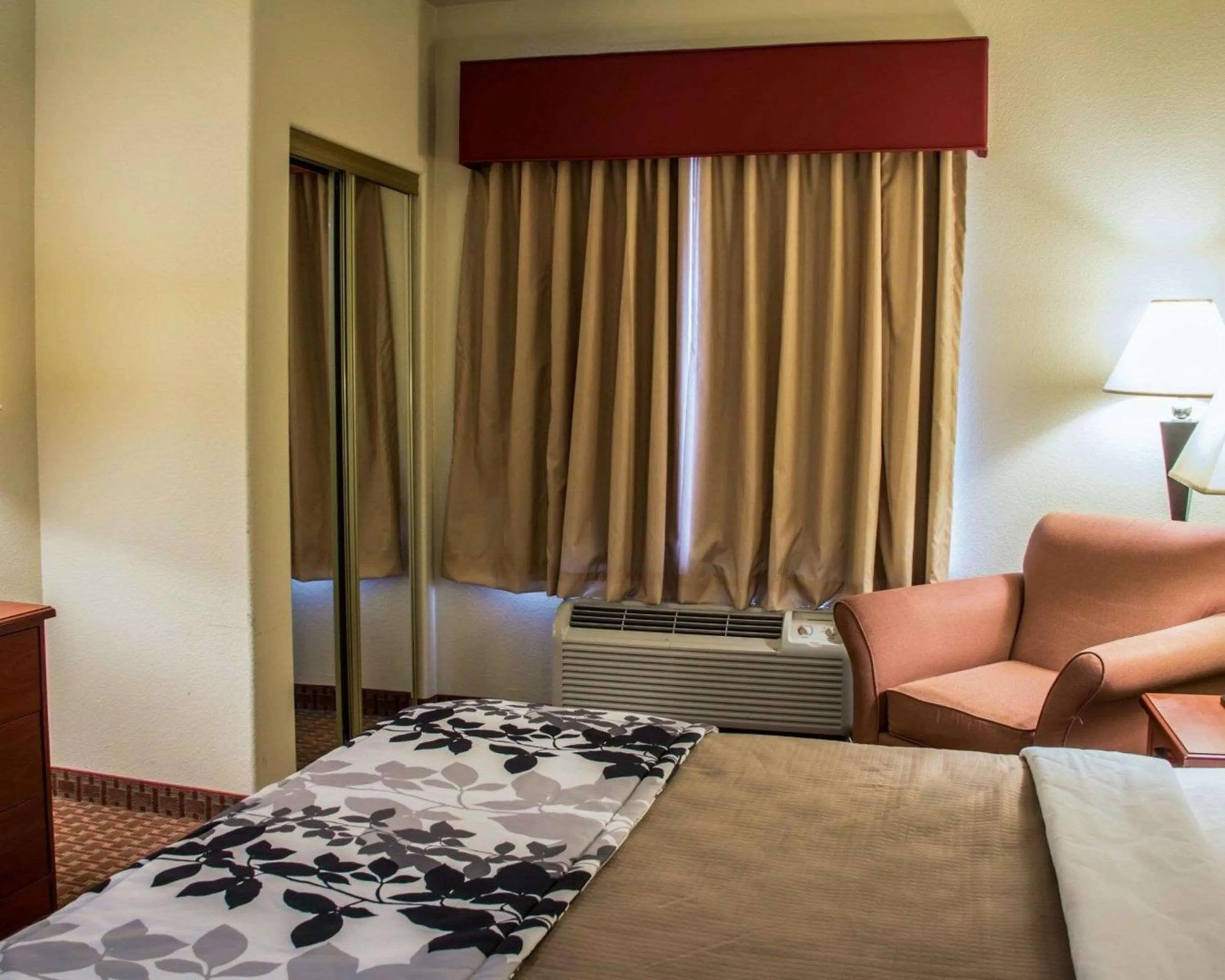 Bedroom, Bed in Sleep Inn & Suites at Six Flags