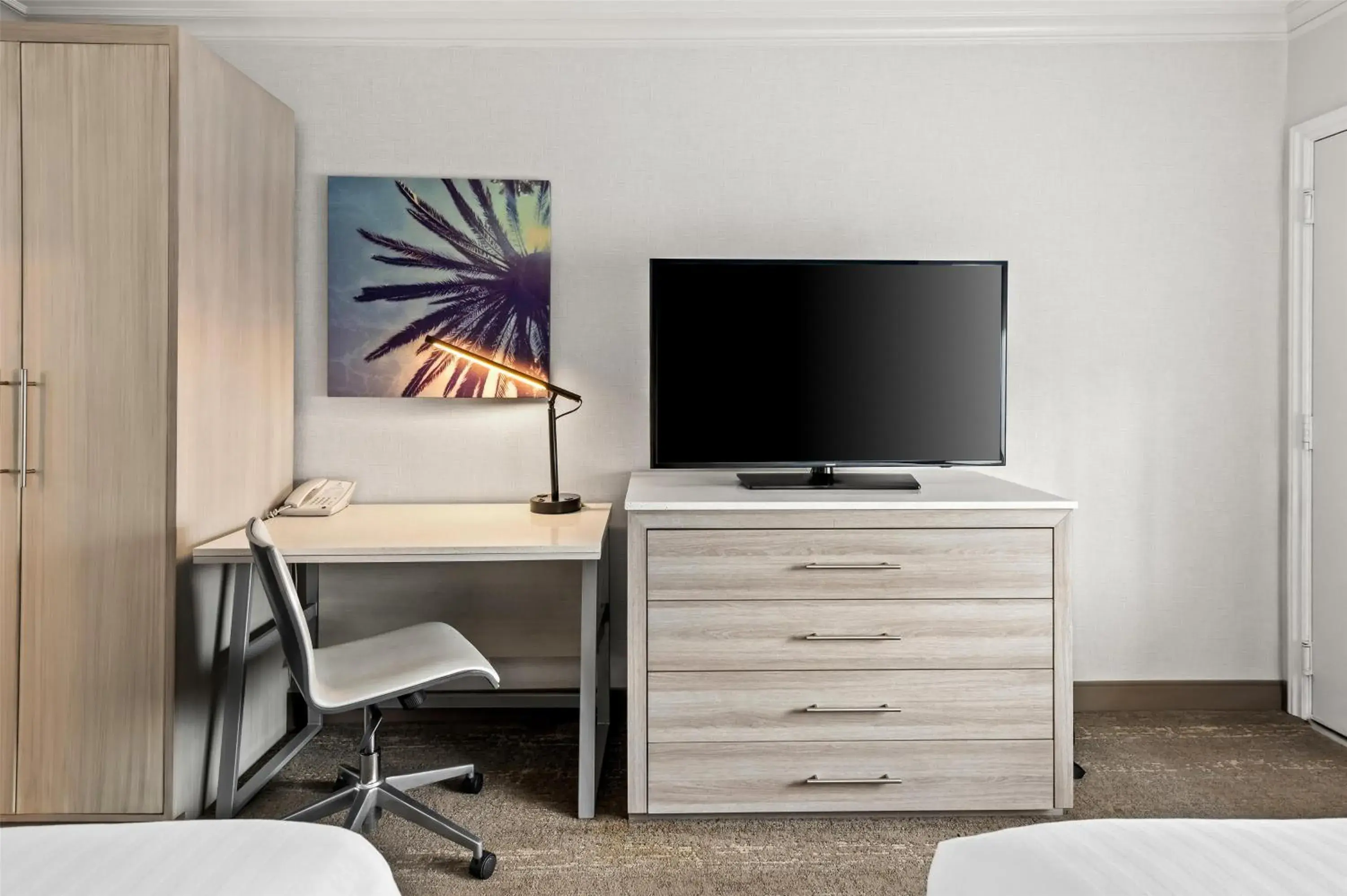 Bedroom in SureStay Hotel by Best Western Santa Monica Bedroom in SureStay Hotel by Best Western Santa Monica