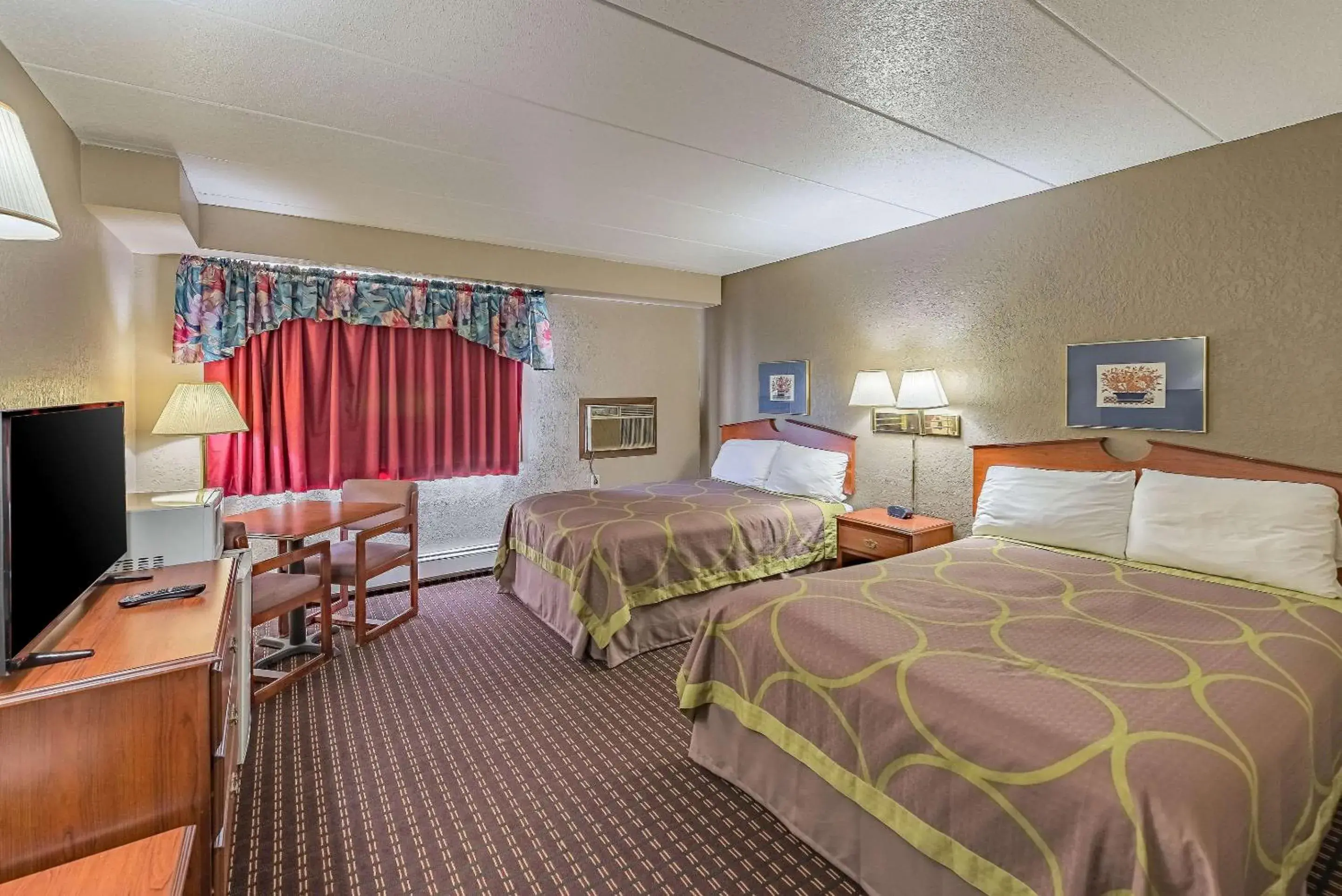 Photo of the whole room, Bed in Rodeway Inn Saint Joseph Photo of the whole room, Bed in Rodeway Inn Saint Joseph