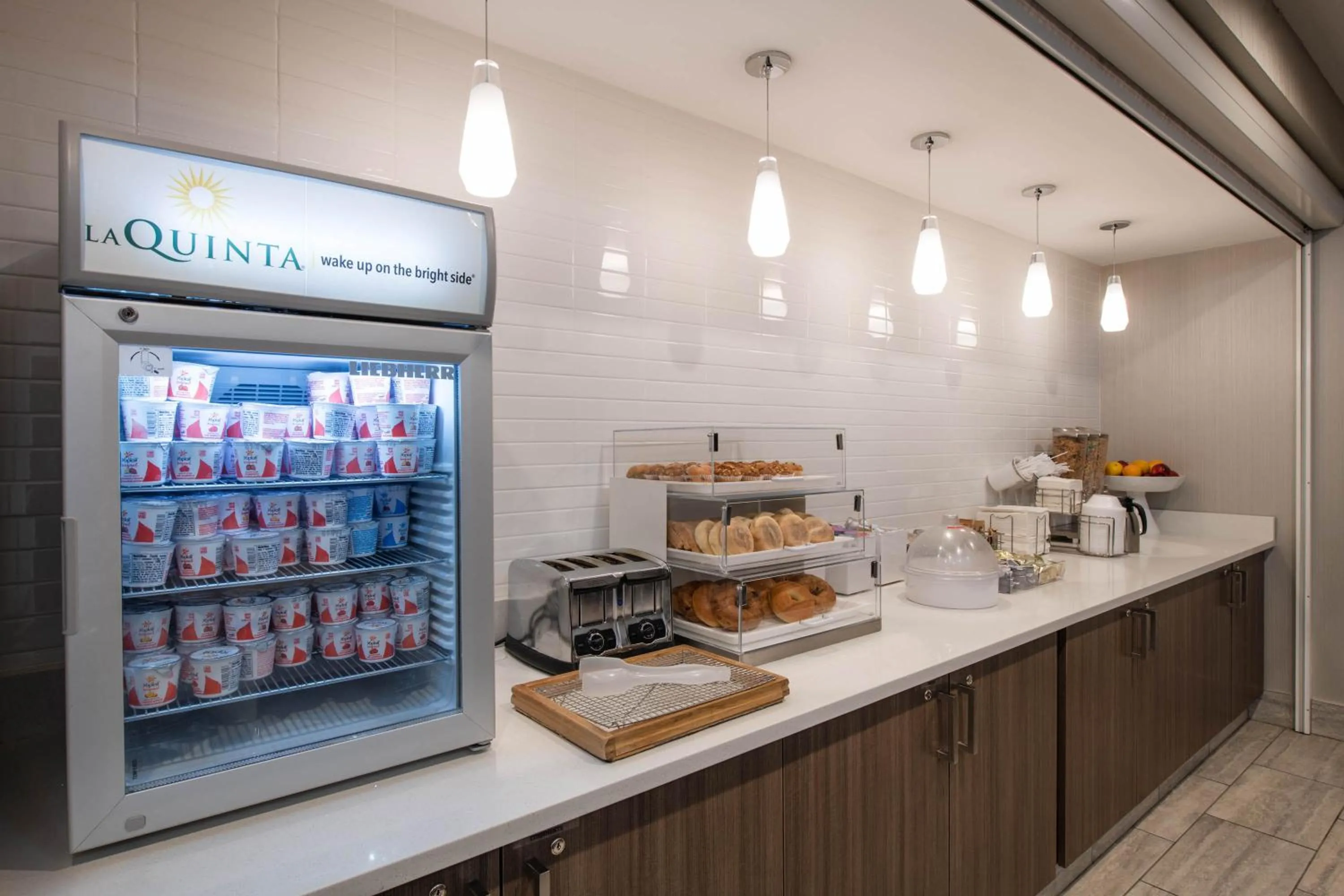 Coffee/tea facilities in Baymont by Wyndham White Plains - Elmsford