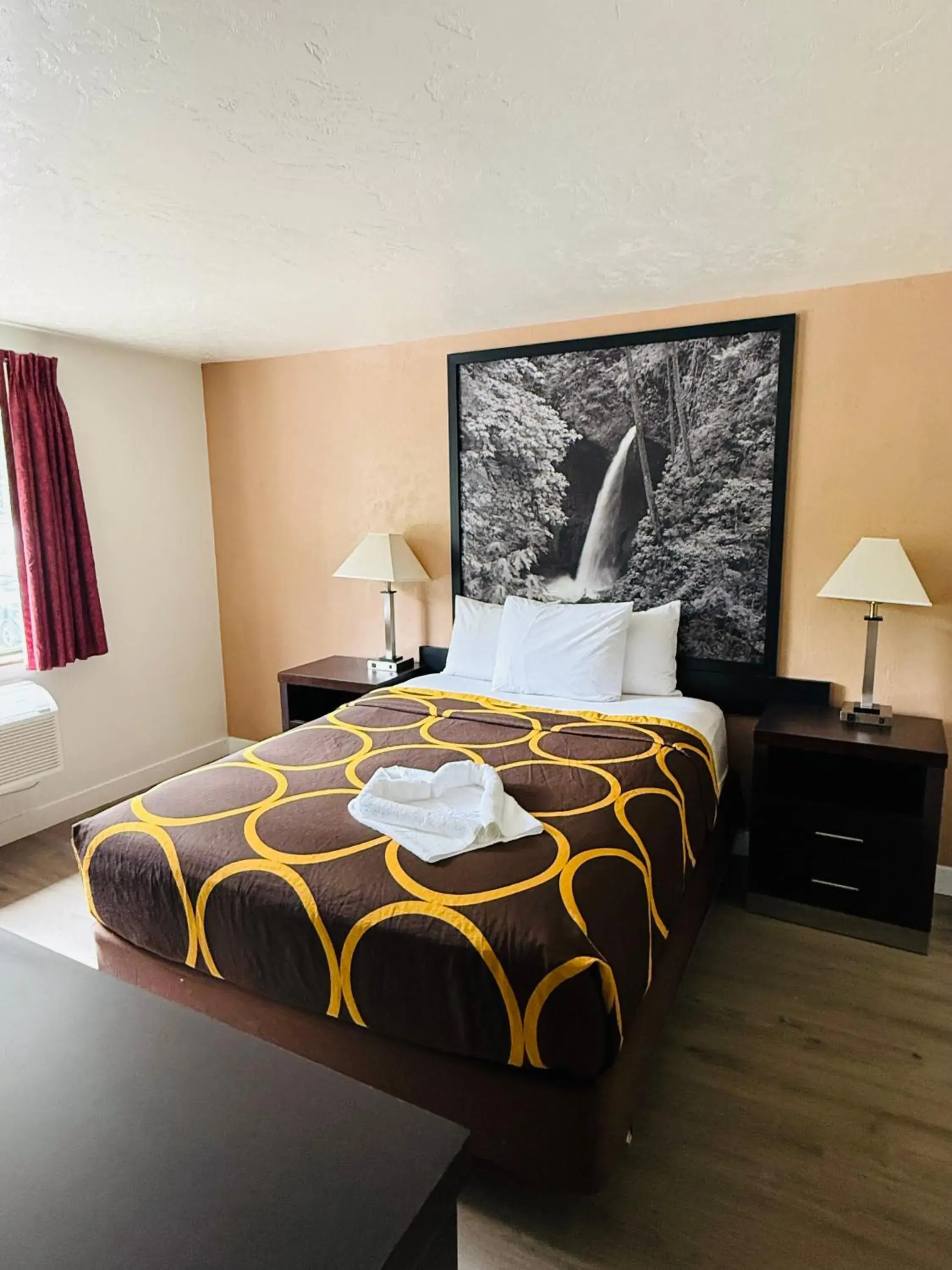 Bed in Super 8 by Wyndham Lacey Olympia Area Bed in Super 8 by Wyndham Lacey Olympia Area