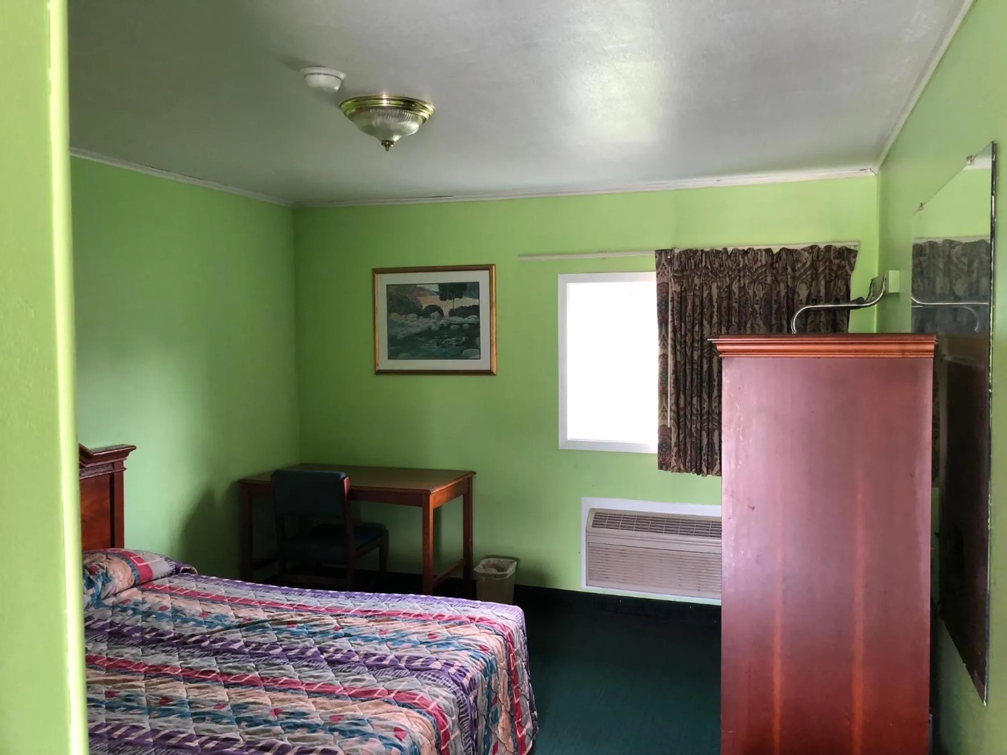 Bed in Ranch House Motel Marksville