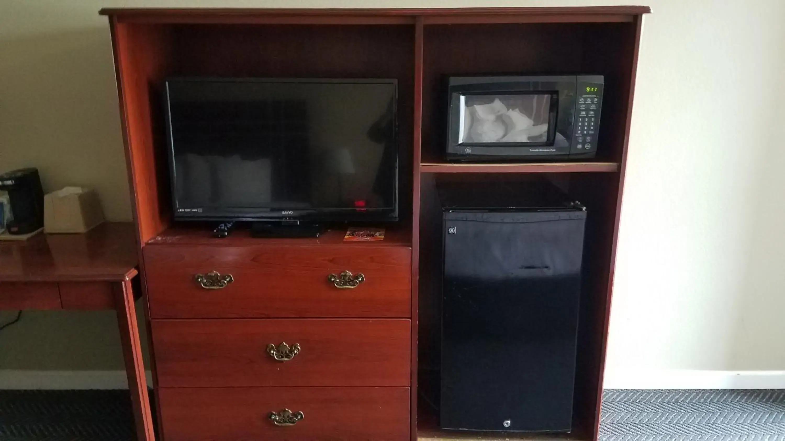 TV and multimedia, TV/Entertainment Center in Rancho San Diego Inn & Suites