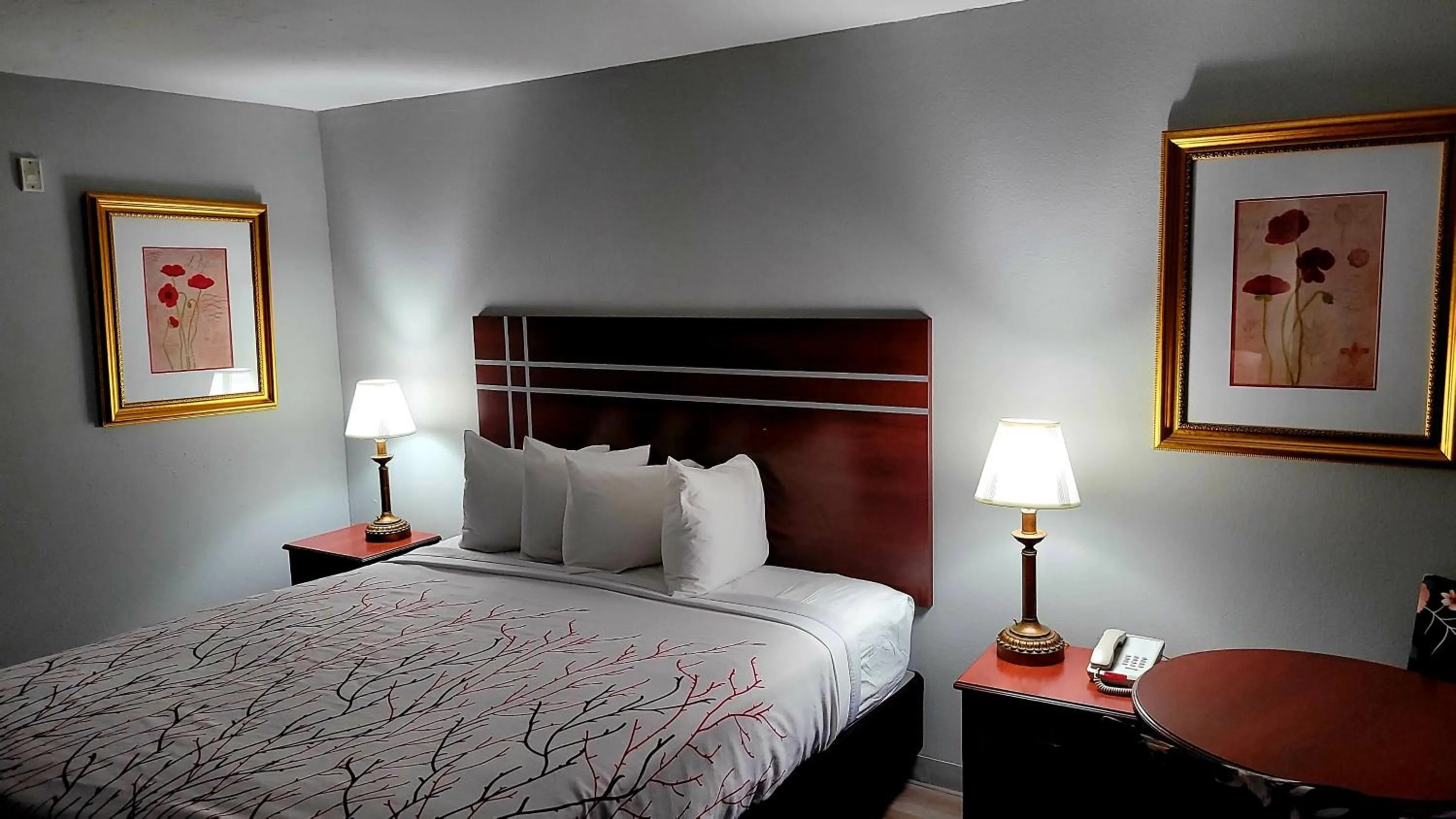 Bedroom, Bed in Rancho San Diego Inn & Suites