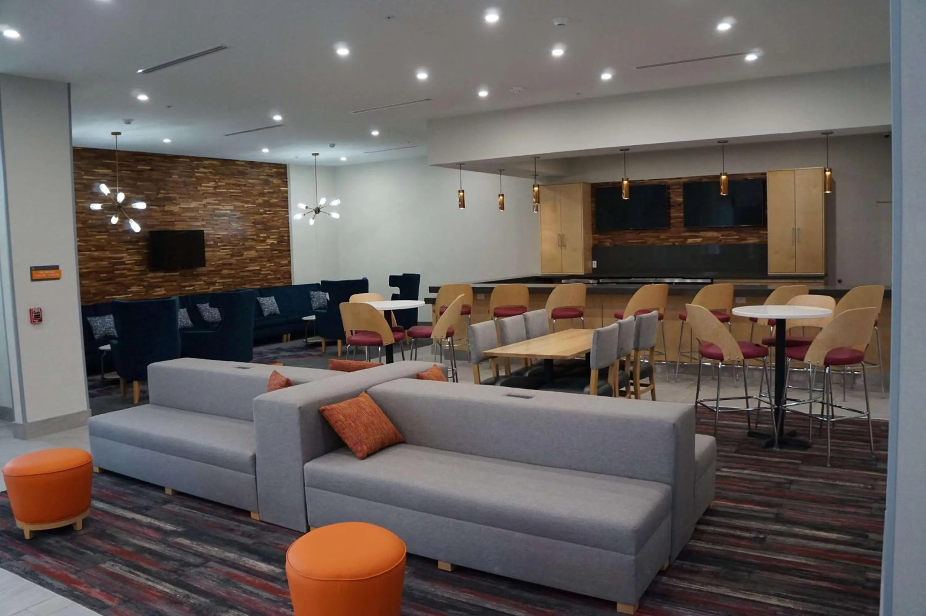 Lounge or bar in La Quinta Inn & Suites by Wyndham Lewisville