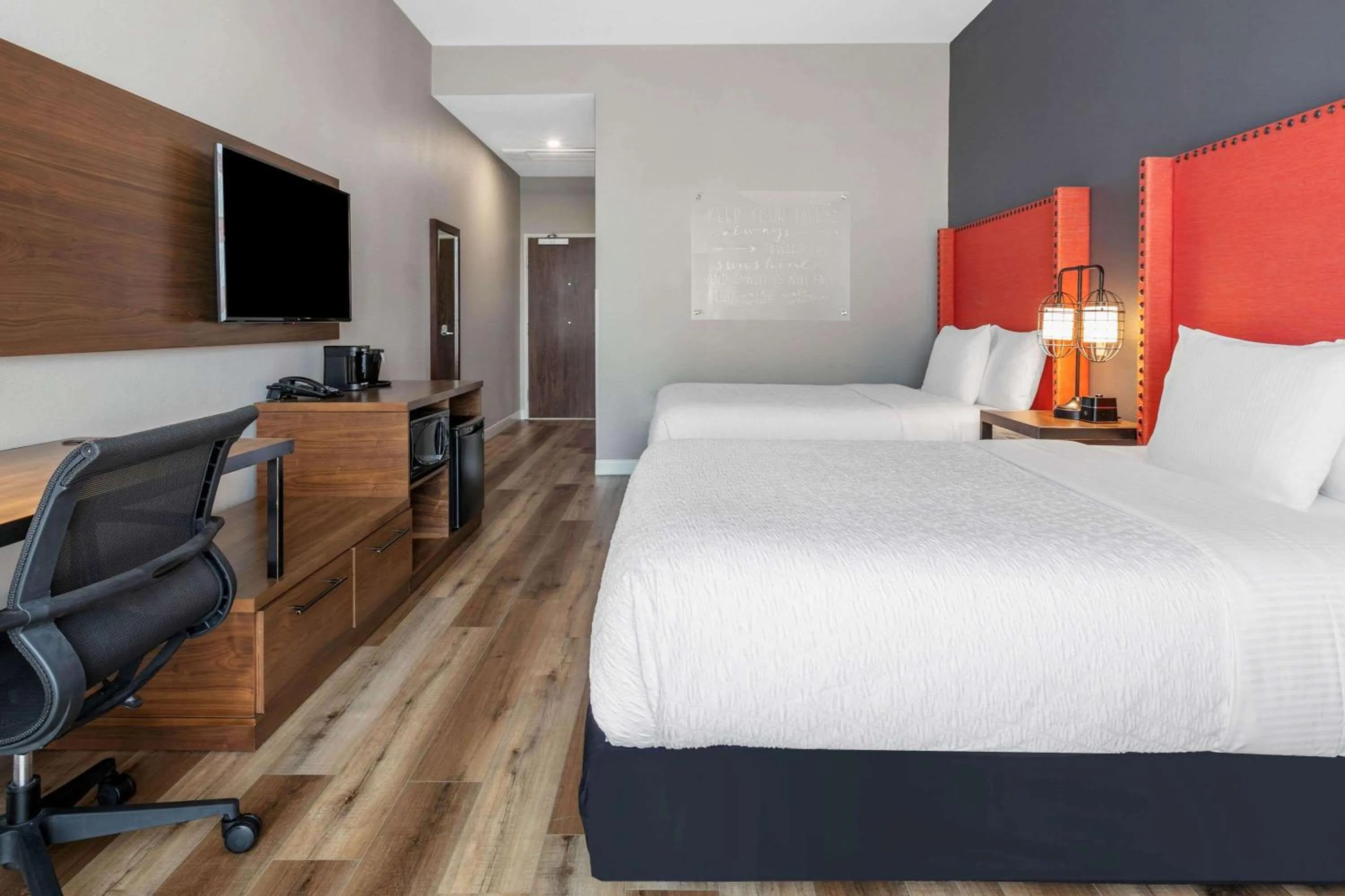 Photo of the whole room, Bed in La Quinta Inn & Suites by Wyndham Lewisville