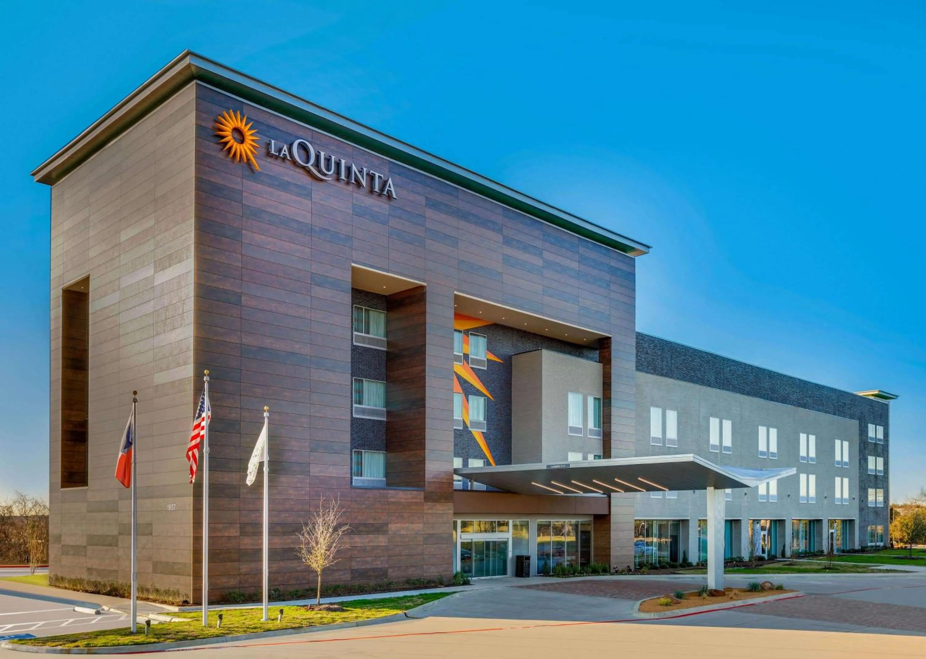 Property building in La Quinta Inn & Suites by Wyndham Lewisville