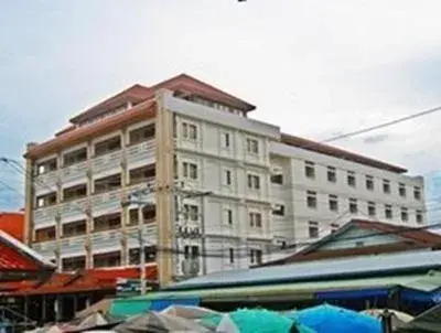 Property building in Riverfront Hotel Mukdahan Property building in Riverfront Hotel Mukdahan