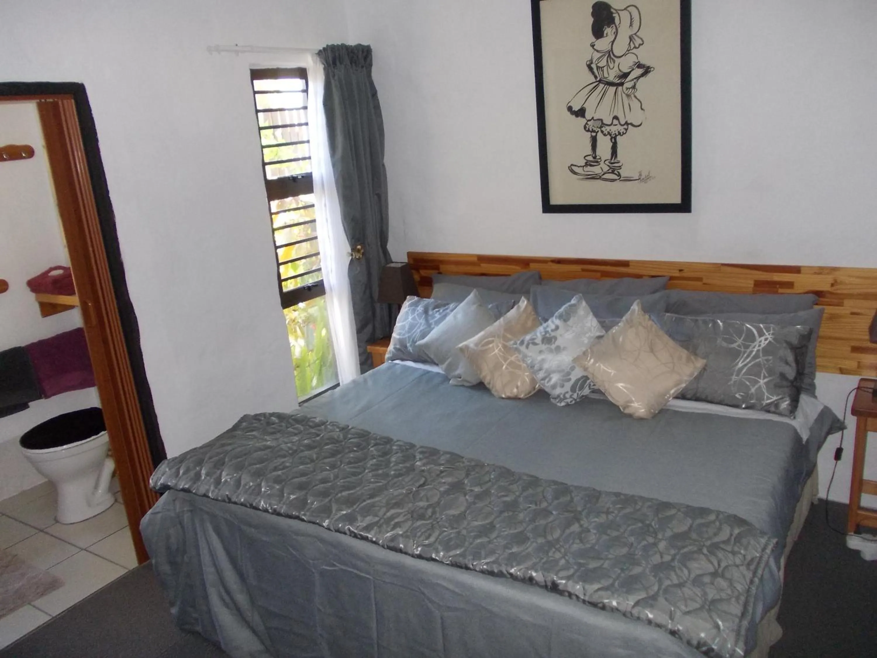Bed in Villa Ocean Crest B&B