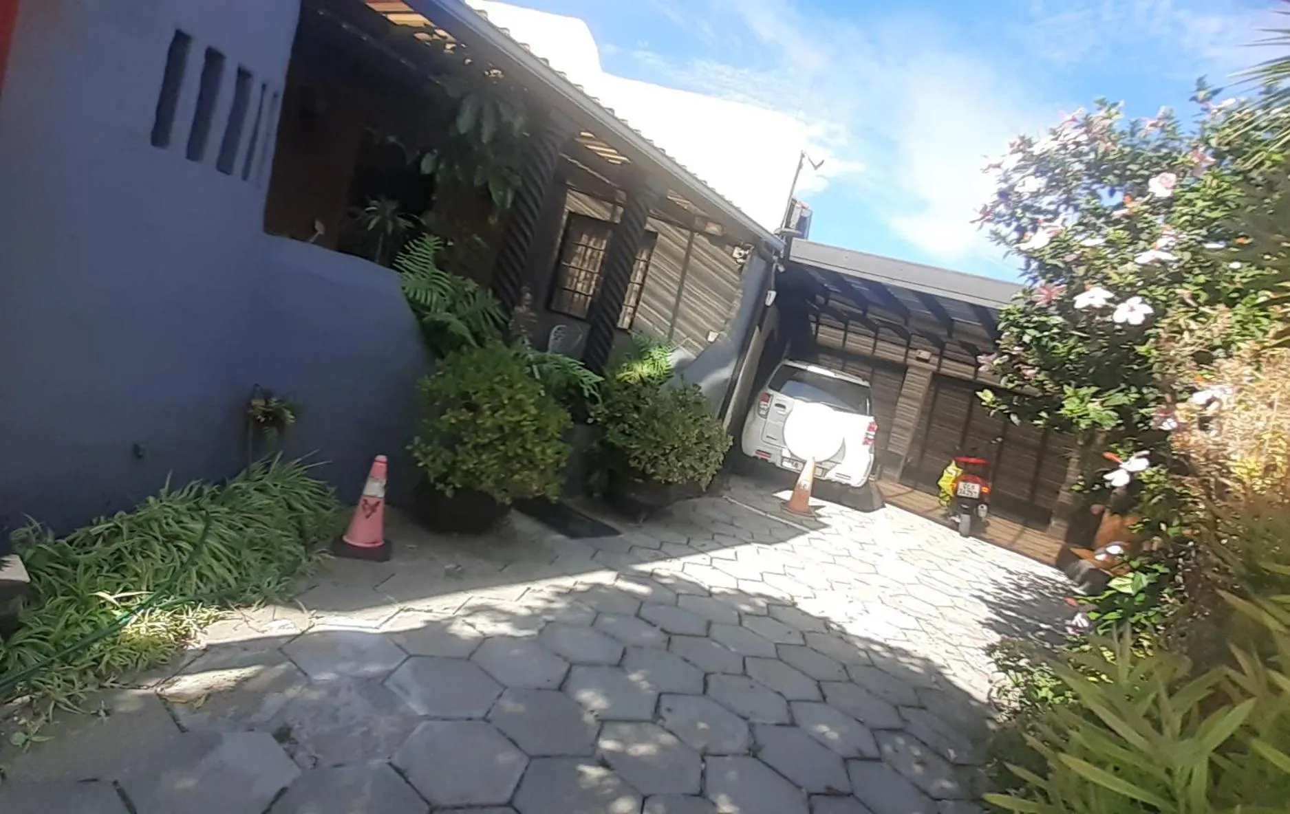 Parking in Villa Ocean Crest B&B