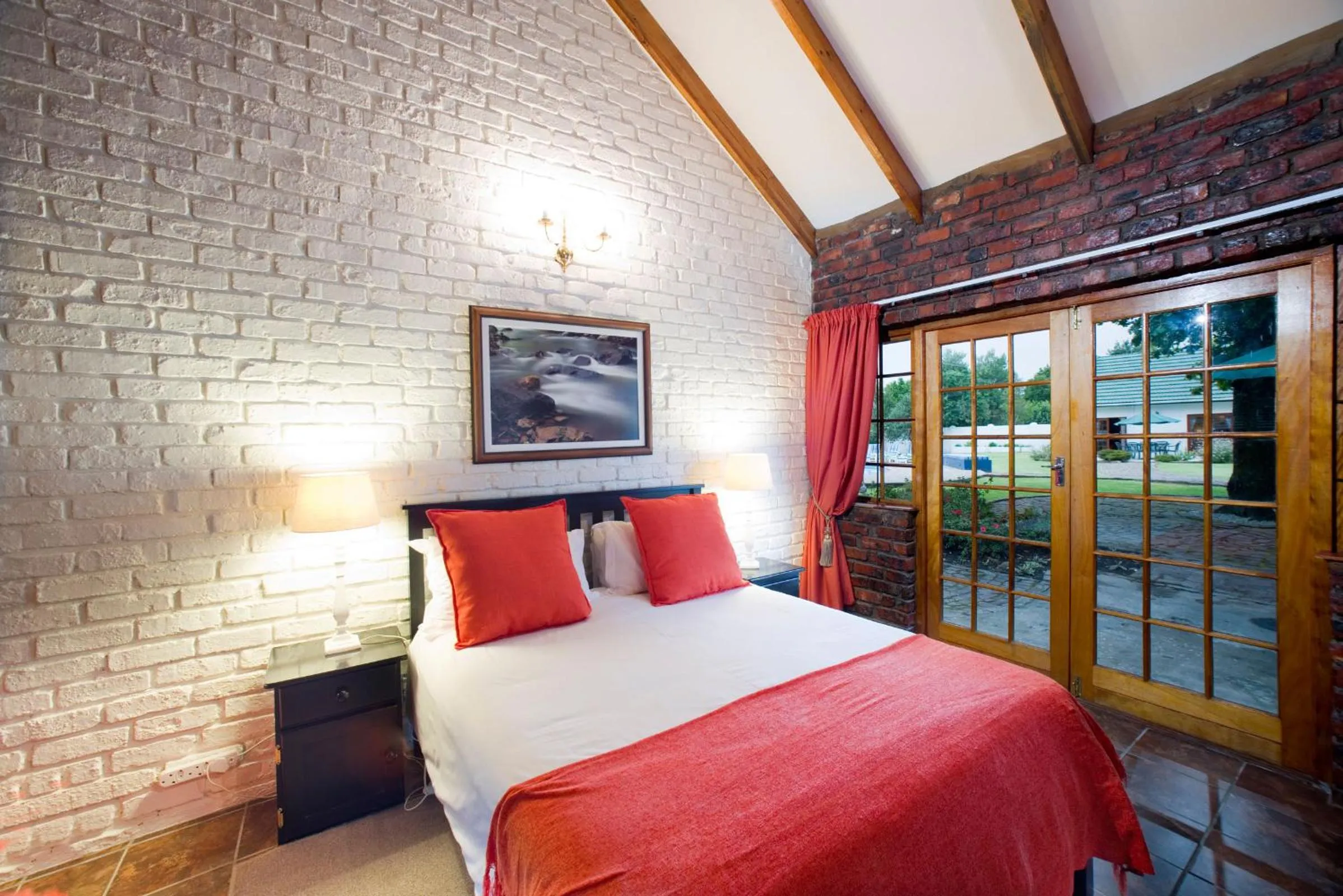 Bedroom, Bed in Swallows Nest Country Cottages