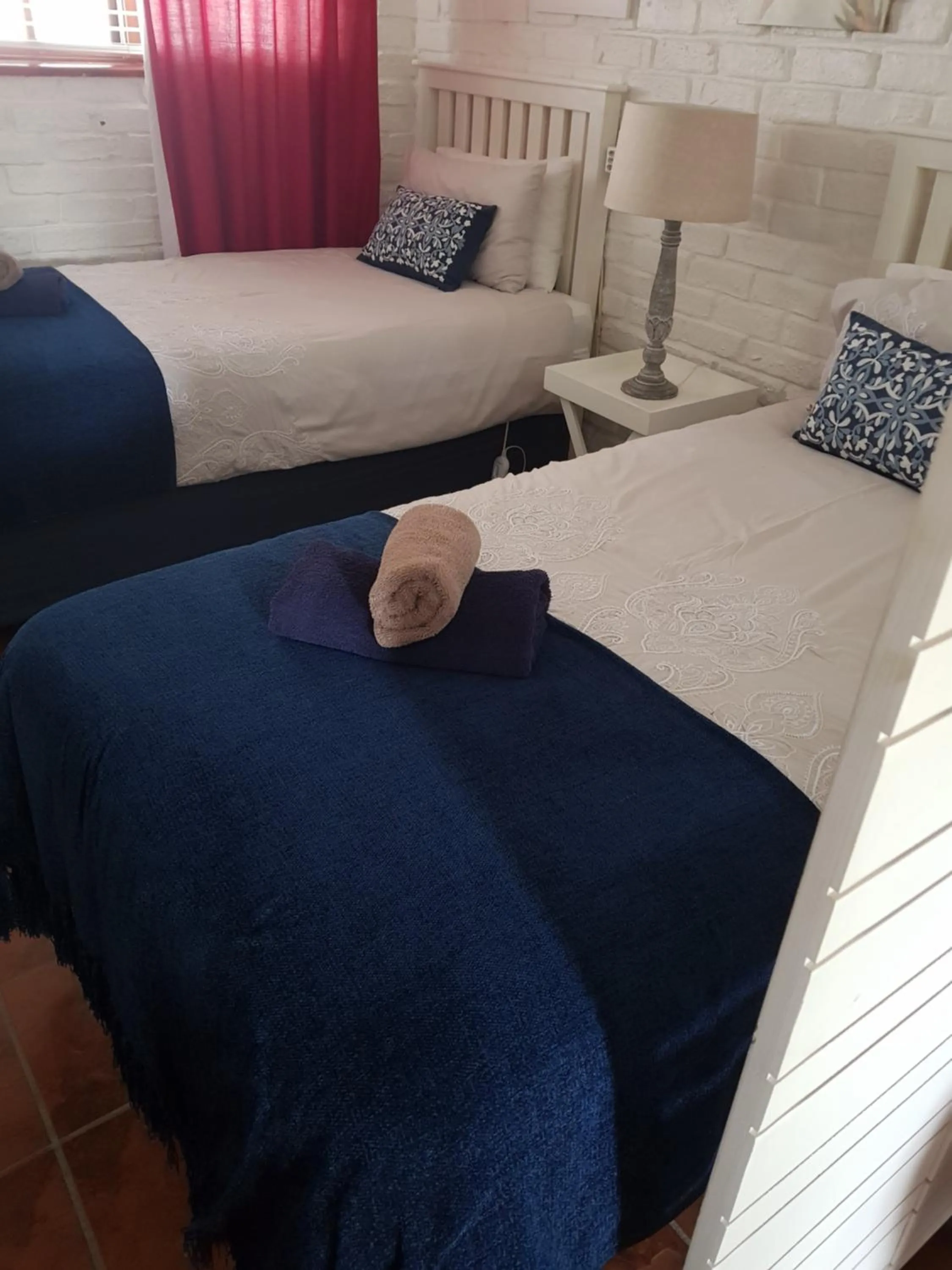 Bedroom, Bed in Swallows Nest Country Cottages