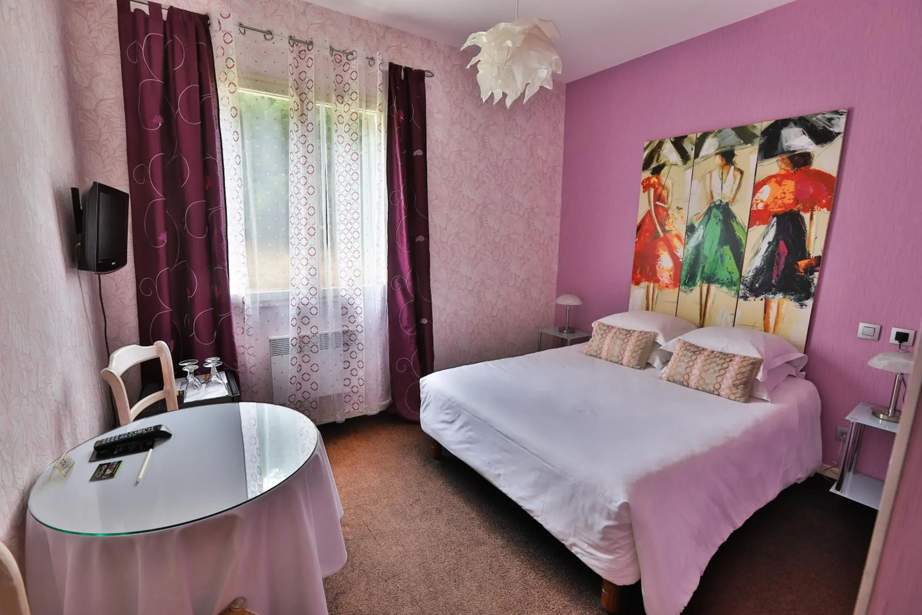 Bed in Logis Hotel Des Grands Vins Bed in Logis Hotel Des Grands Vins