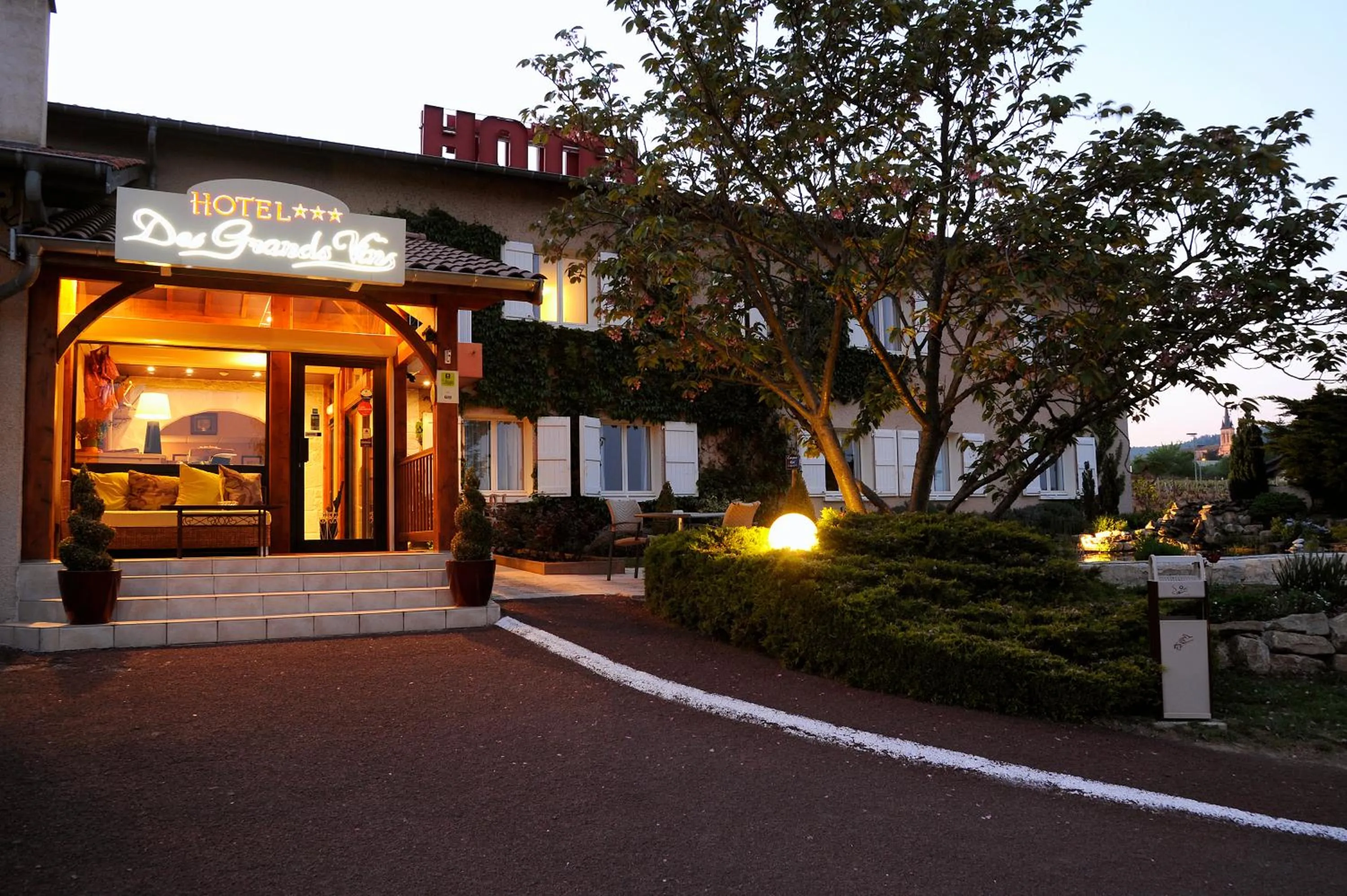 Facade/entrance in Logis Hotel Des Grands Vins