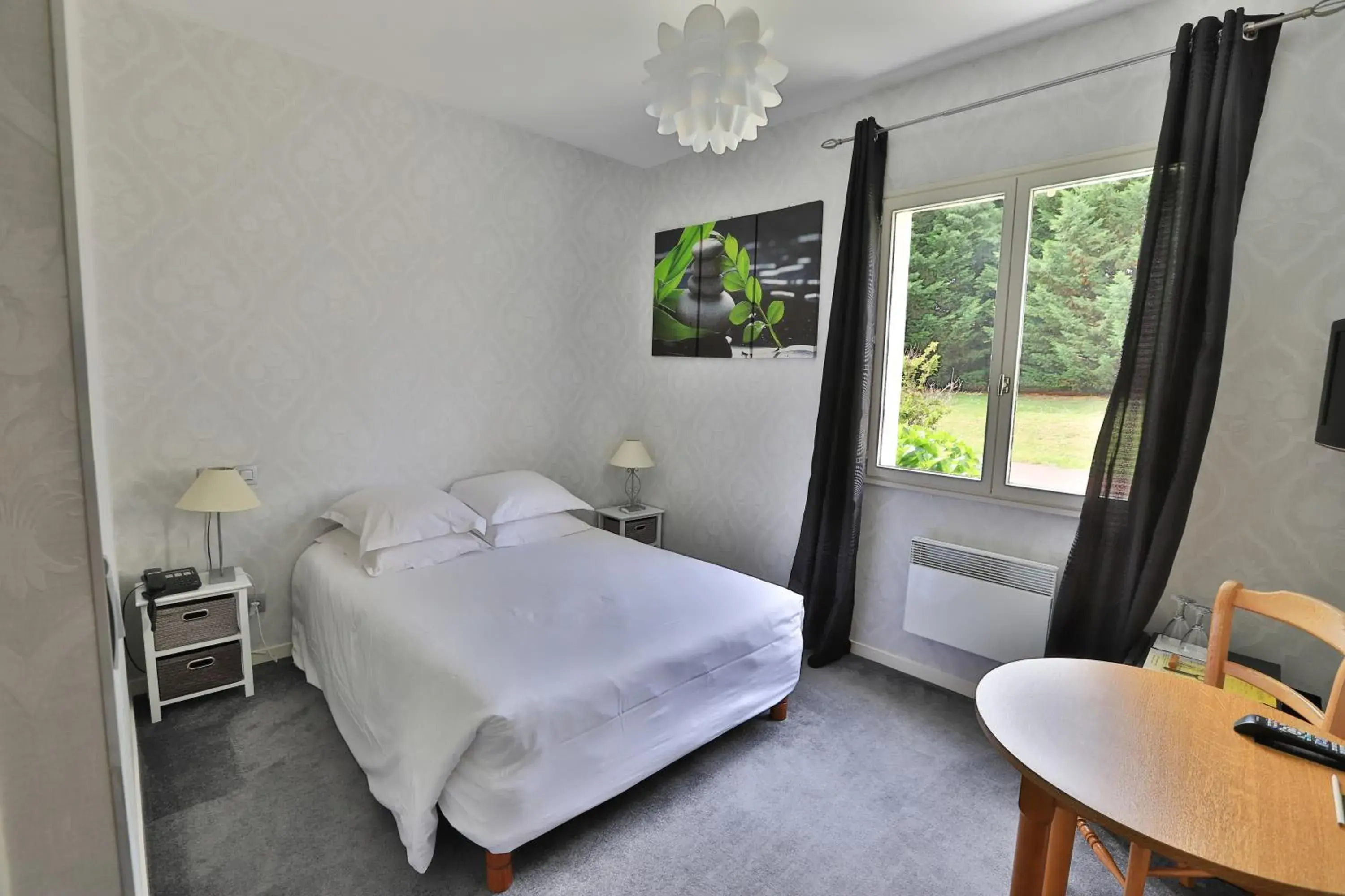 Bed in Logis Hotel Des Grands Vins Bed in Logis Hotel Des Grands Vins