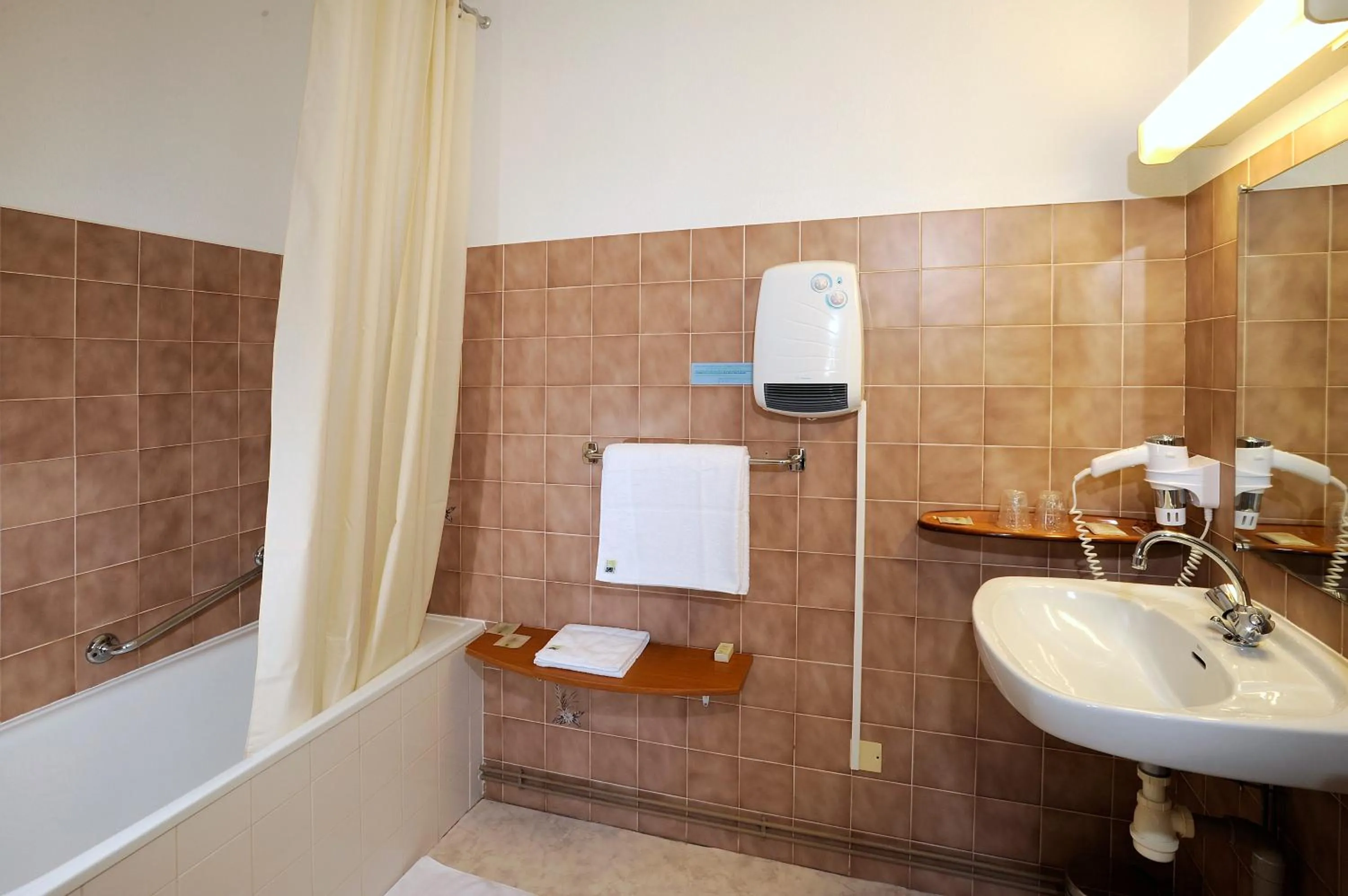 Bathroom in Logis Hotel Des Grands Vins