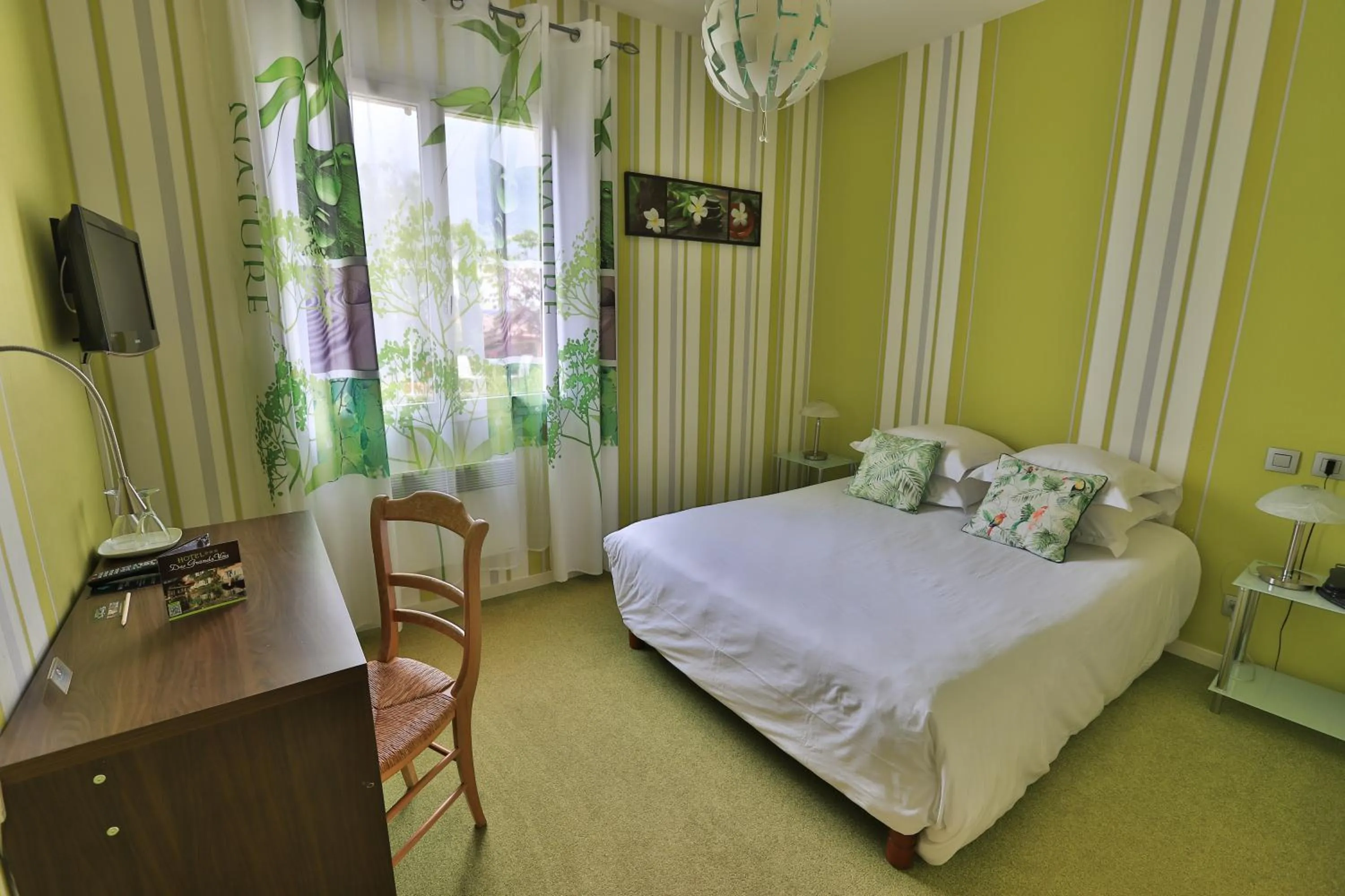 Bed in Logis Hotel Des Grands Vins