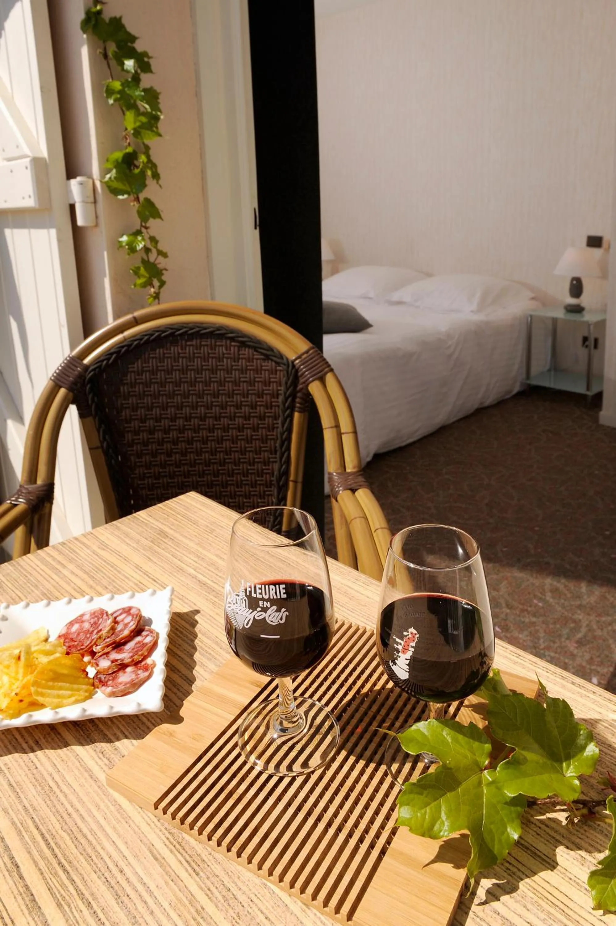 Alcoholic drinks, Bed in Logis Hotel Des Grands Vins