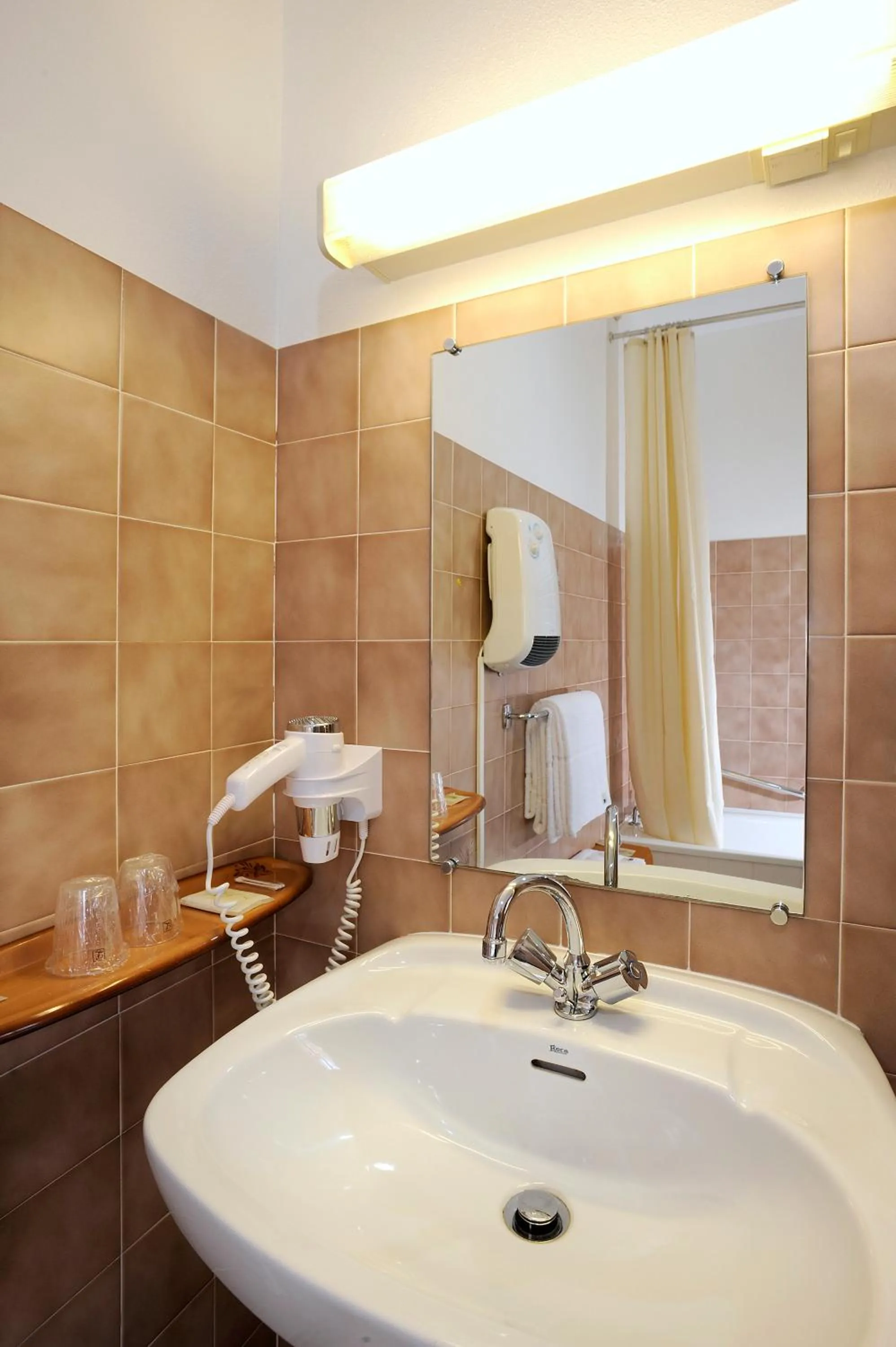 Bathroom in Logis Hotel Des Grands Vins